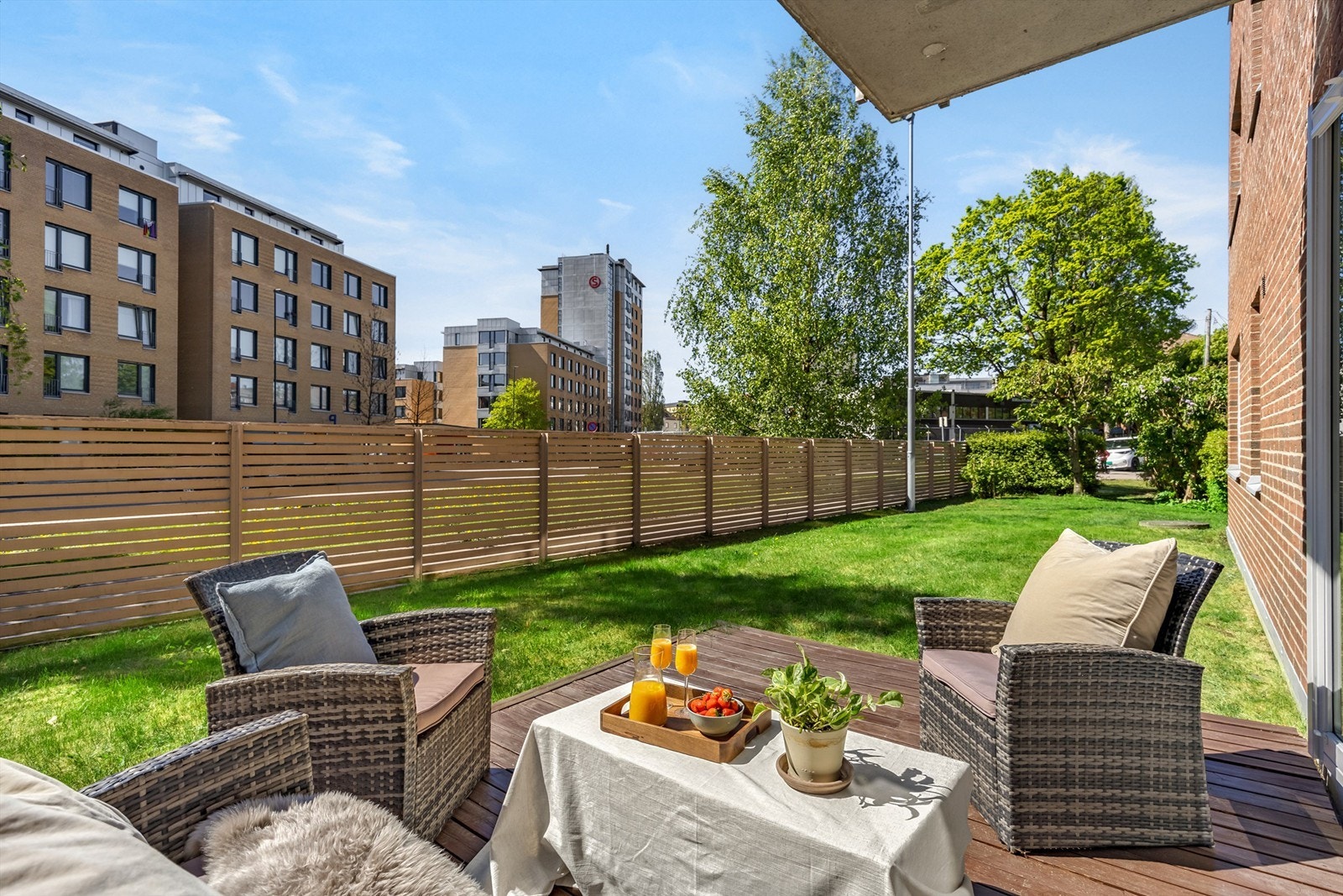 Fra stuen er det direkte utgang til en deilig, sørvest-vendt terrasse på 11 kvm. Fantastiske solforhold! Galleribilde