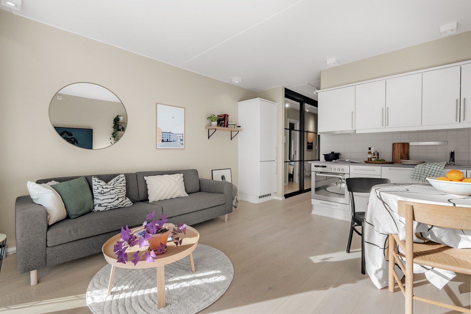 Det er i tillegg god plass til spisebord hvor du kan invitere til hyggelige sammenkomster. Galleribilde