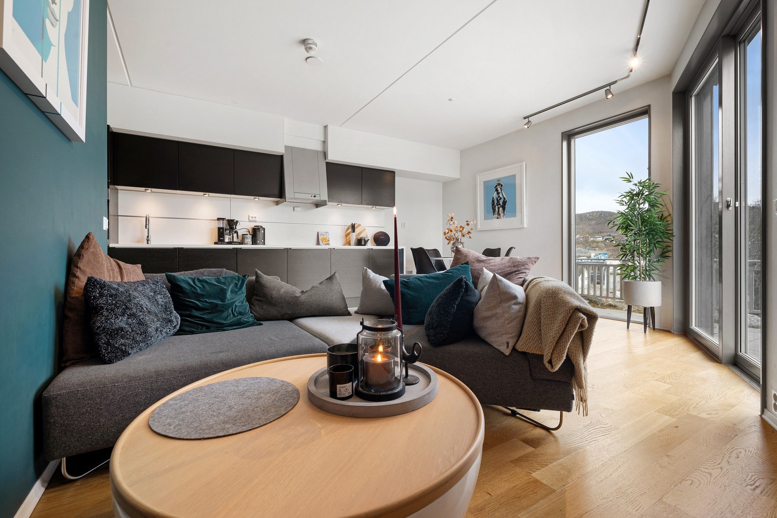 De store vindusflatene gir rikelig med naturlig lys Galleribilde