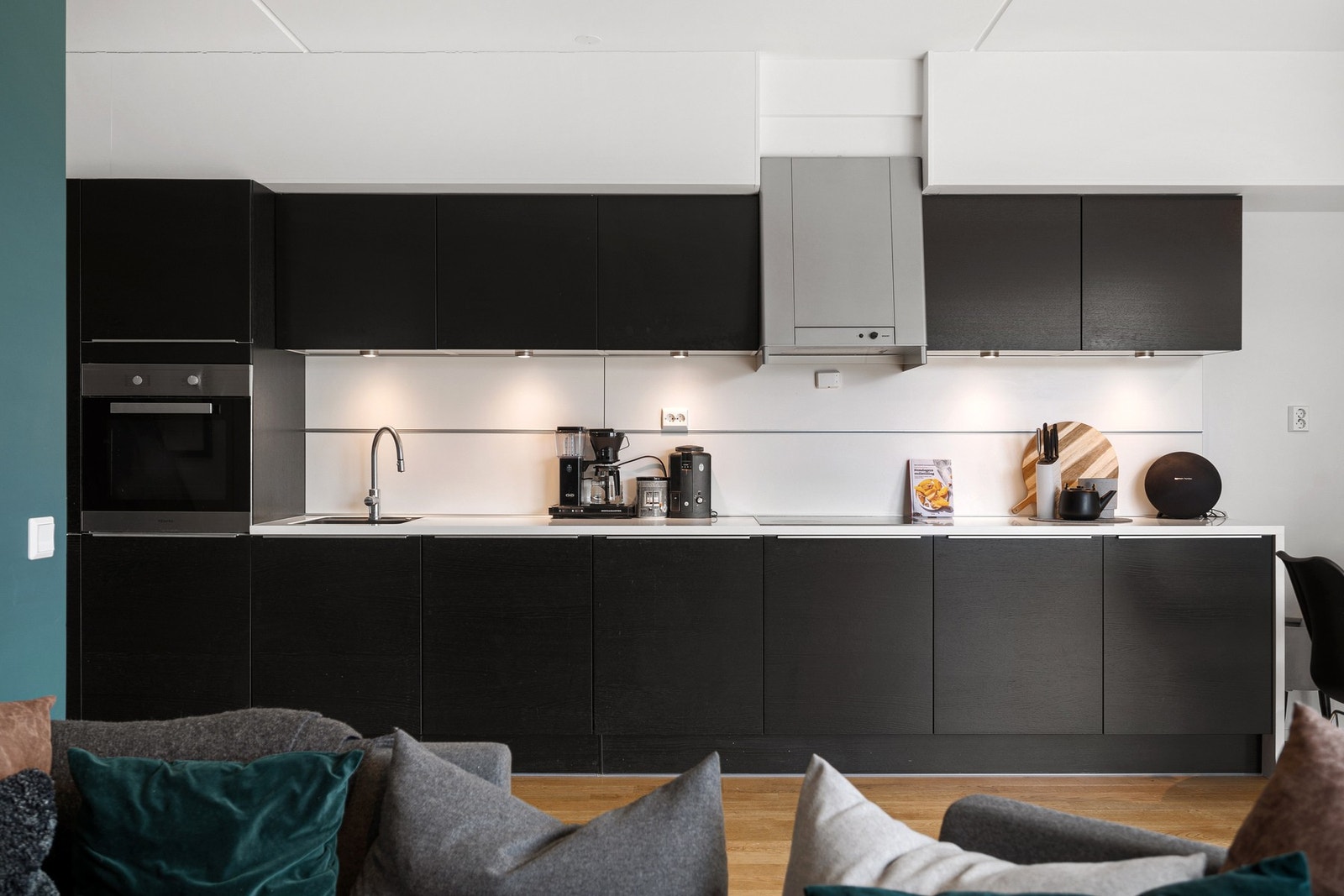 Moderne kjøkkeninnredning med integrerte hvitevarer av god kvalitet Galleribilde