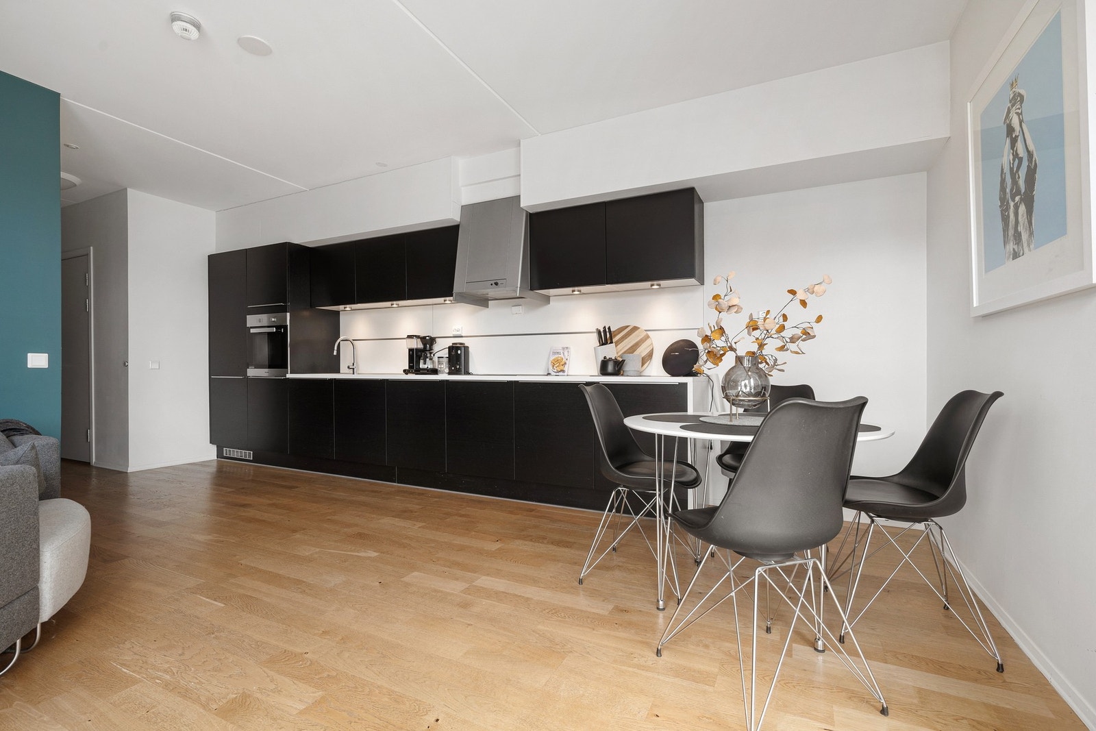 Stue og kjøkken i åpen løsning med plass til både spisebord og sofagruppe Galleribilde