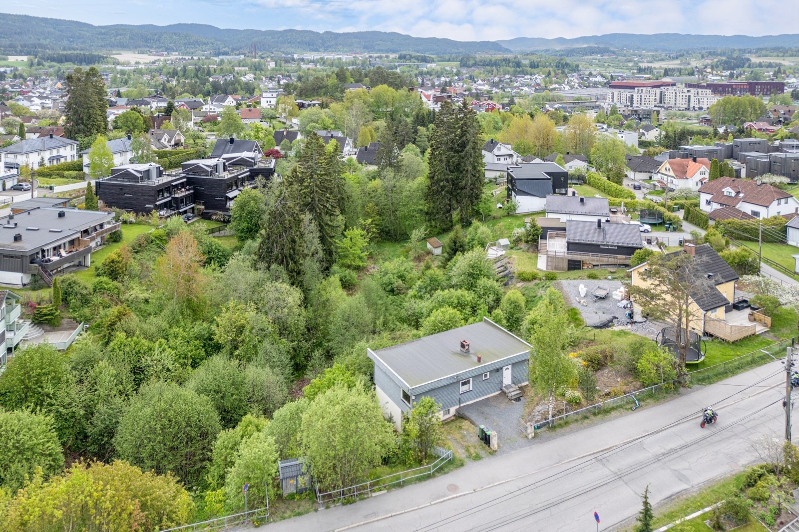 Fjellhamar skole og Fjellhamar arena til høyre i bilde Galleribilde