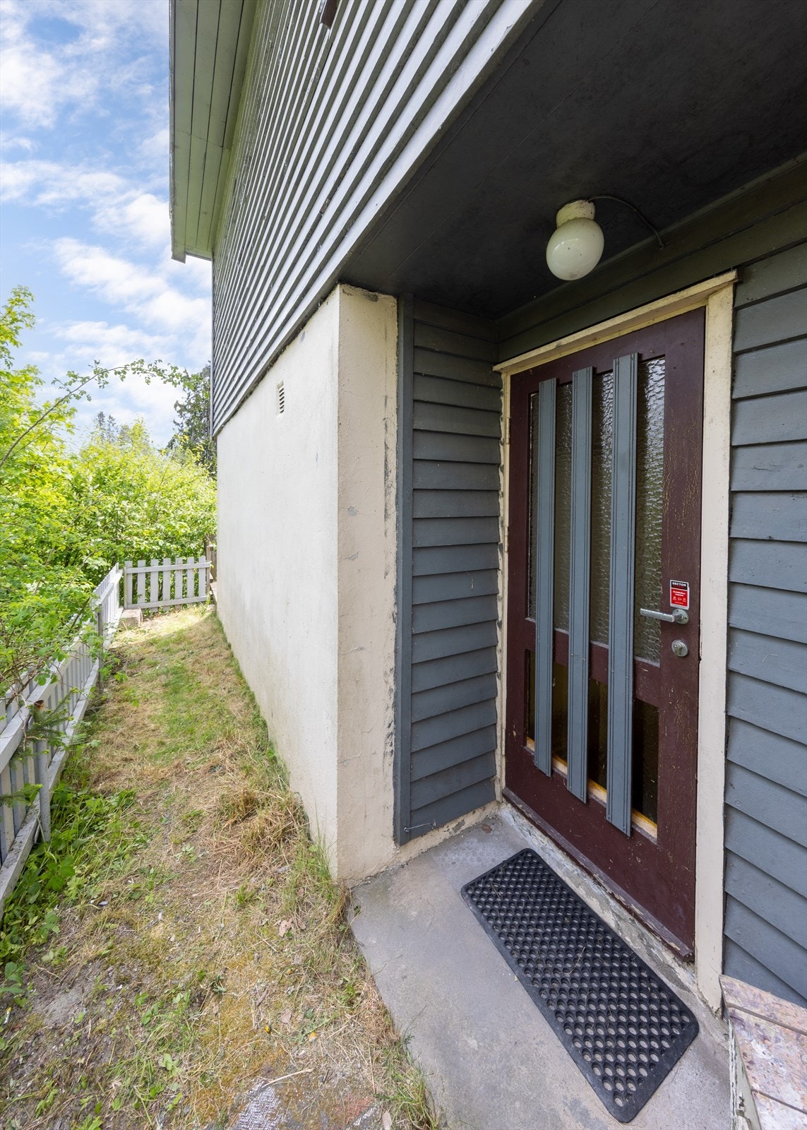 Inngang i u.etg - Del med egen inngang som var vært utleid Galleribilde