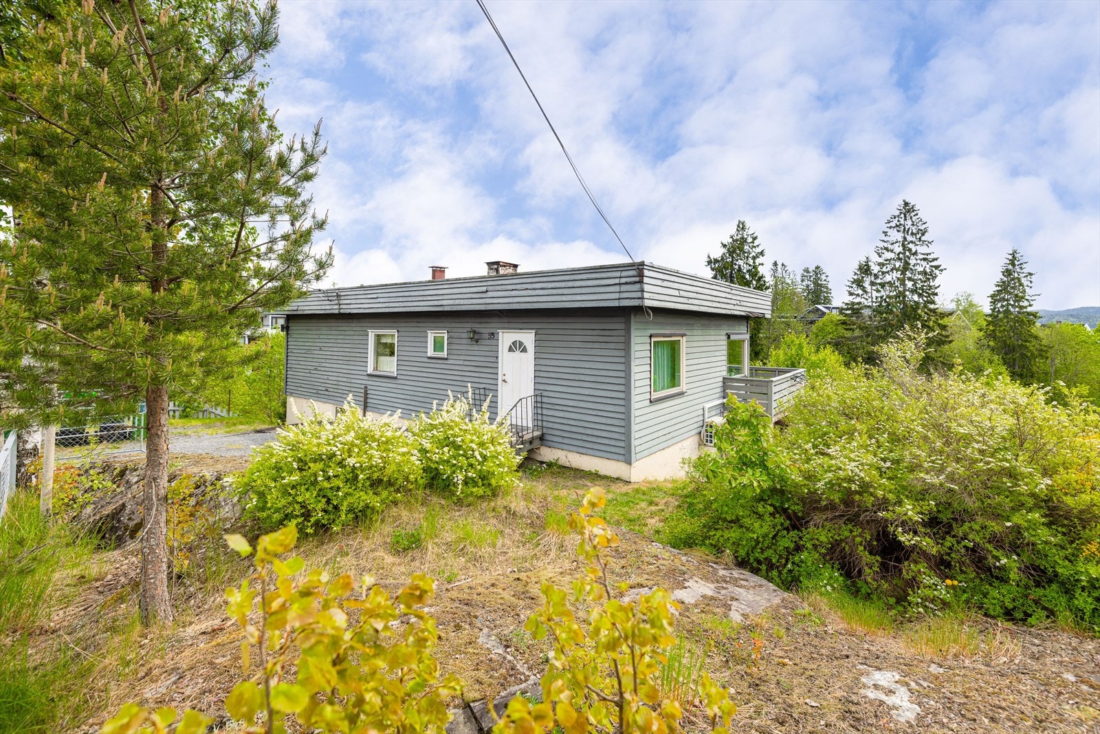 Huset ligger høyt og fritt med nydelig solforhold Galleribilde