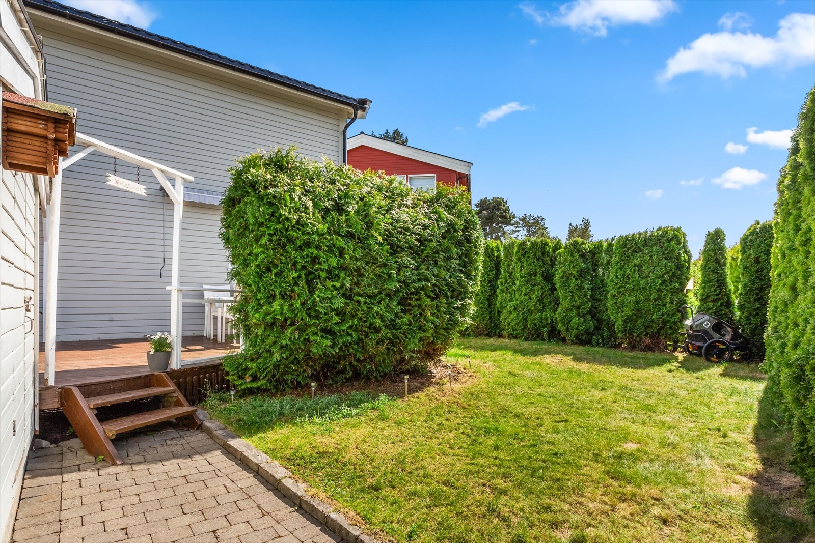 Hage med plen hvor barna kan boltre seg. Galleribilde