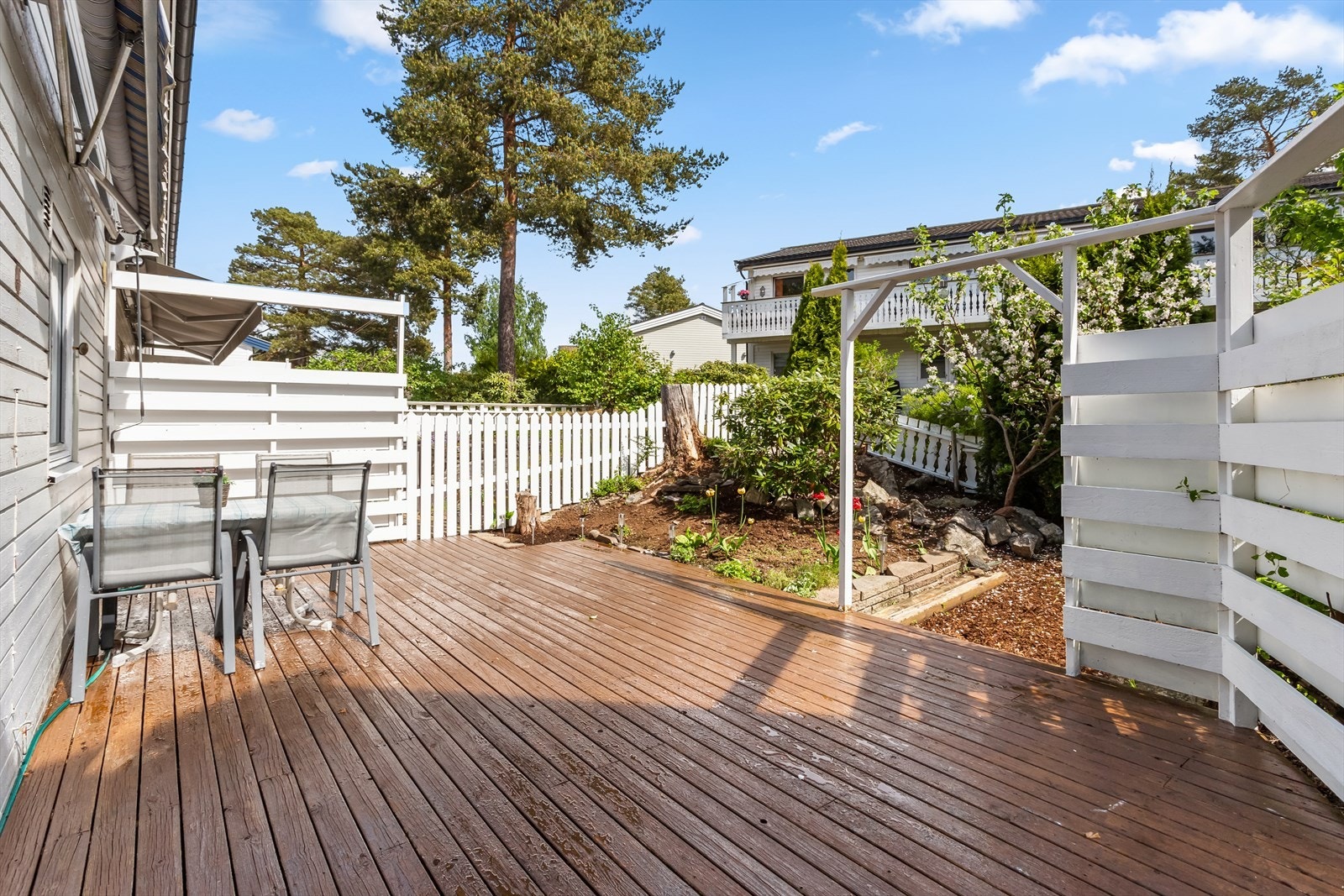 Det er god plass til ønsket utemøblement, grill og diverse beplantning. Galleribilde