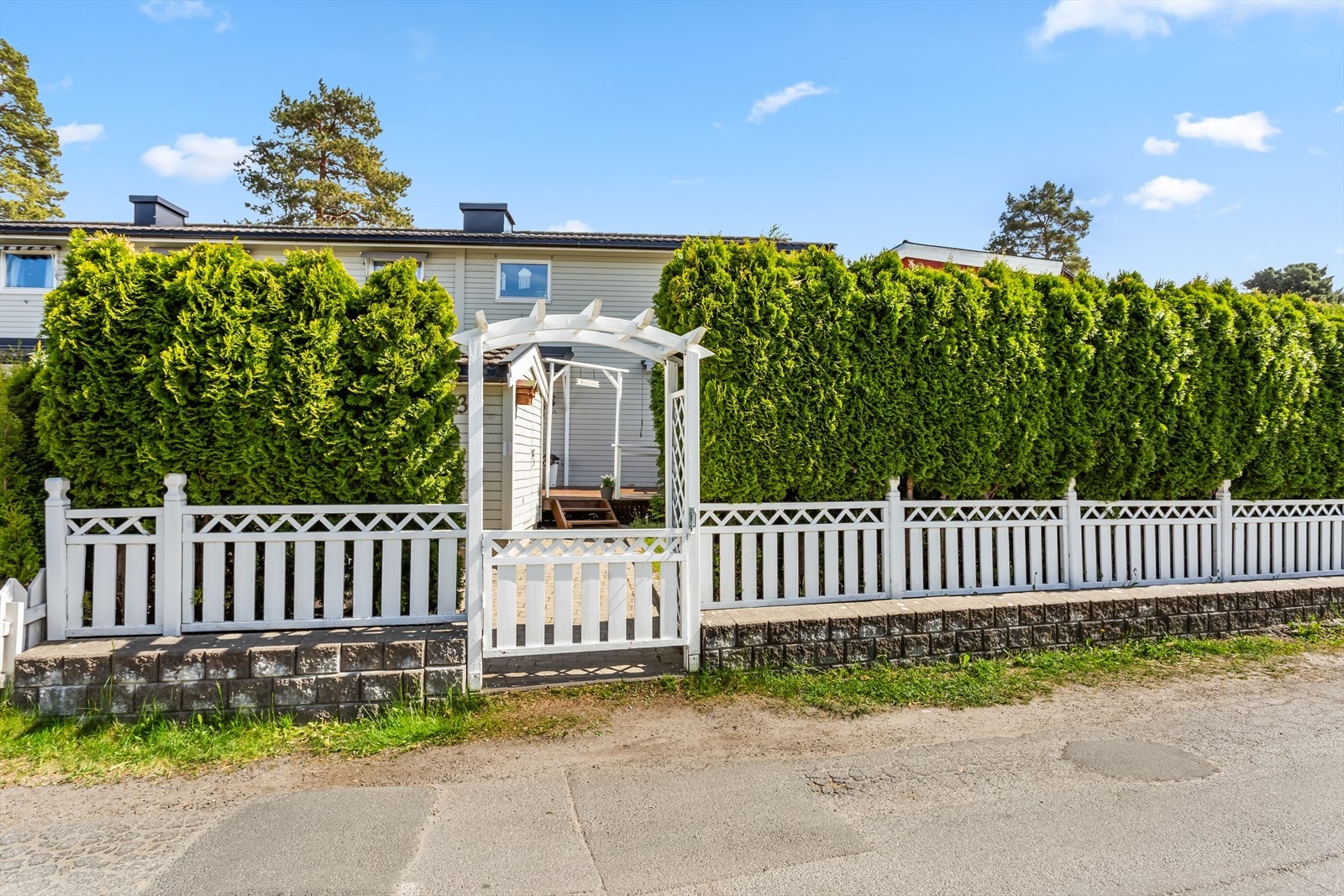 Boligen ligger skjermet og privat til. Galleribilde