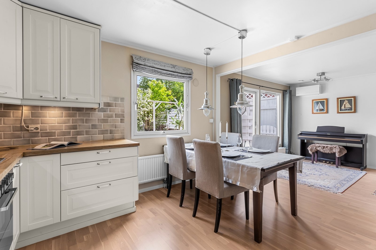 Det er delvis åpen løsning mellom kjøkken og stue. Her er det god plass til langbord. Galleribilde