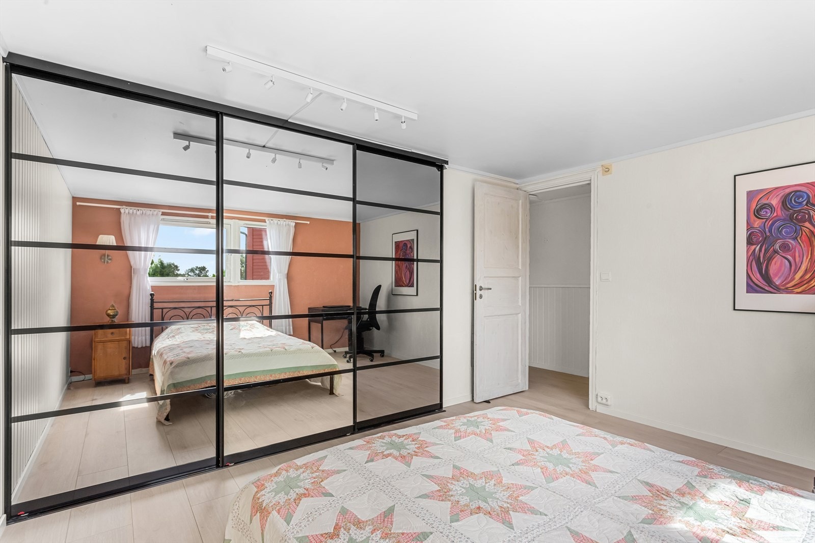 Soverom nr. 1 - Meget romslig hovedsoverom. Rommet egner seg også som stue. Galleribilde