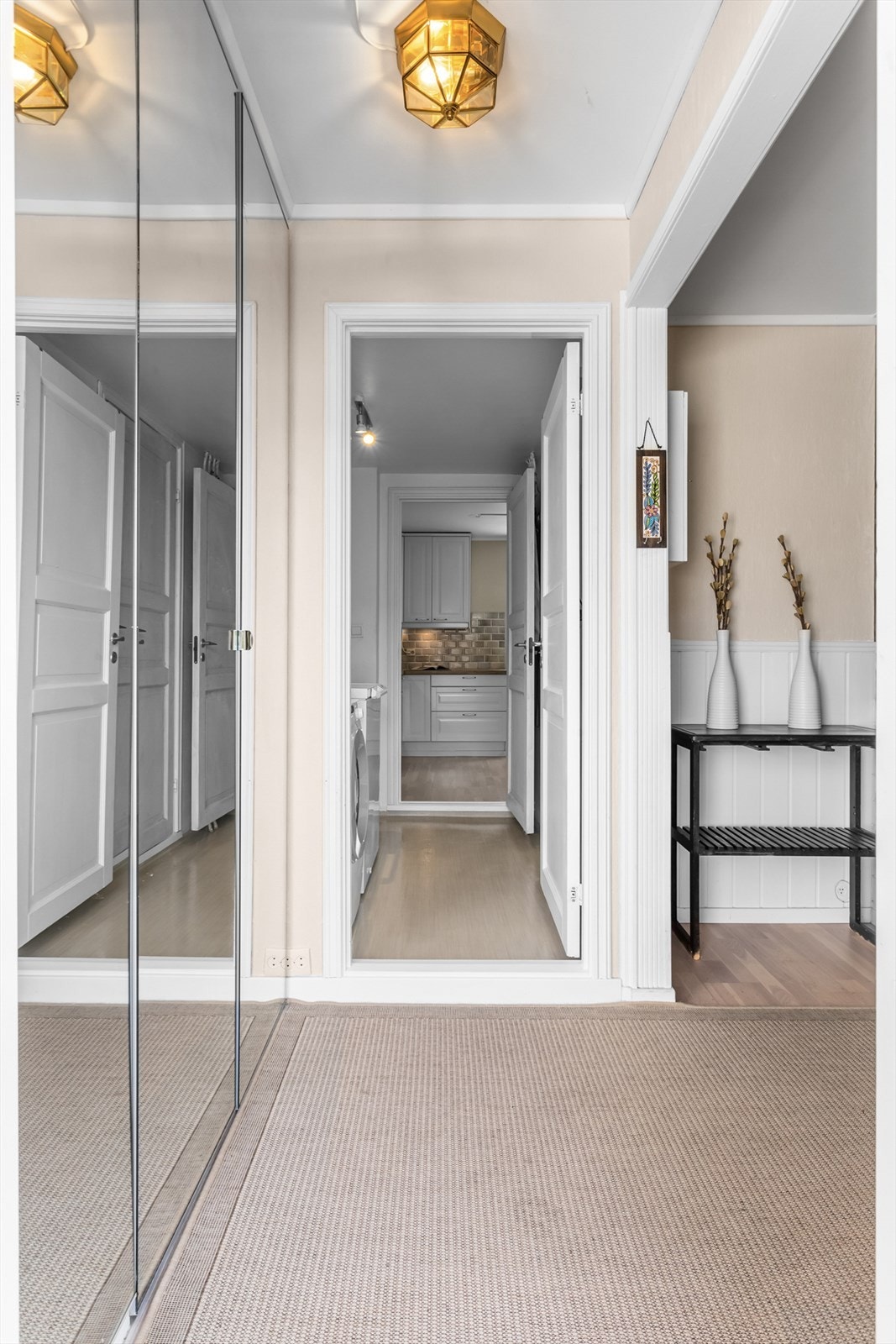 Romslig gang med stort garderobeskap for oppbevaring av tøy. Galleribilde