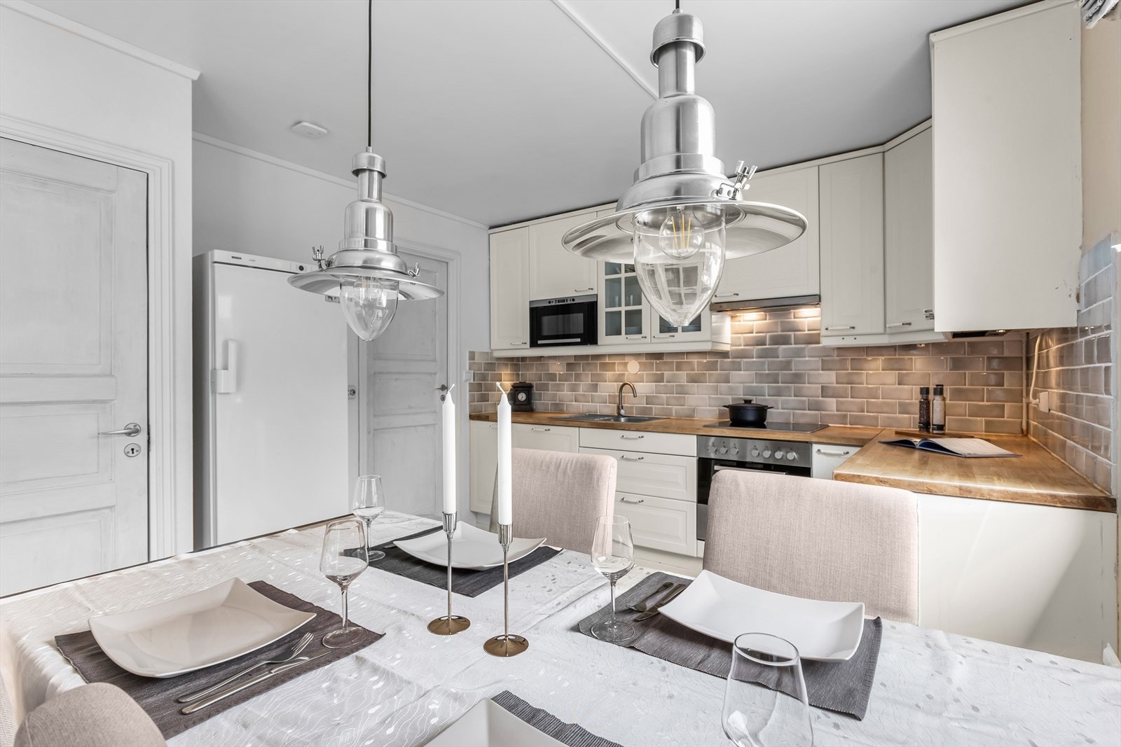 Romslig og innholdsrikt kjøkken fra IKEA. Galleribilde