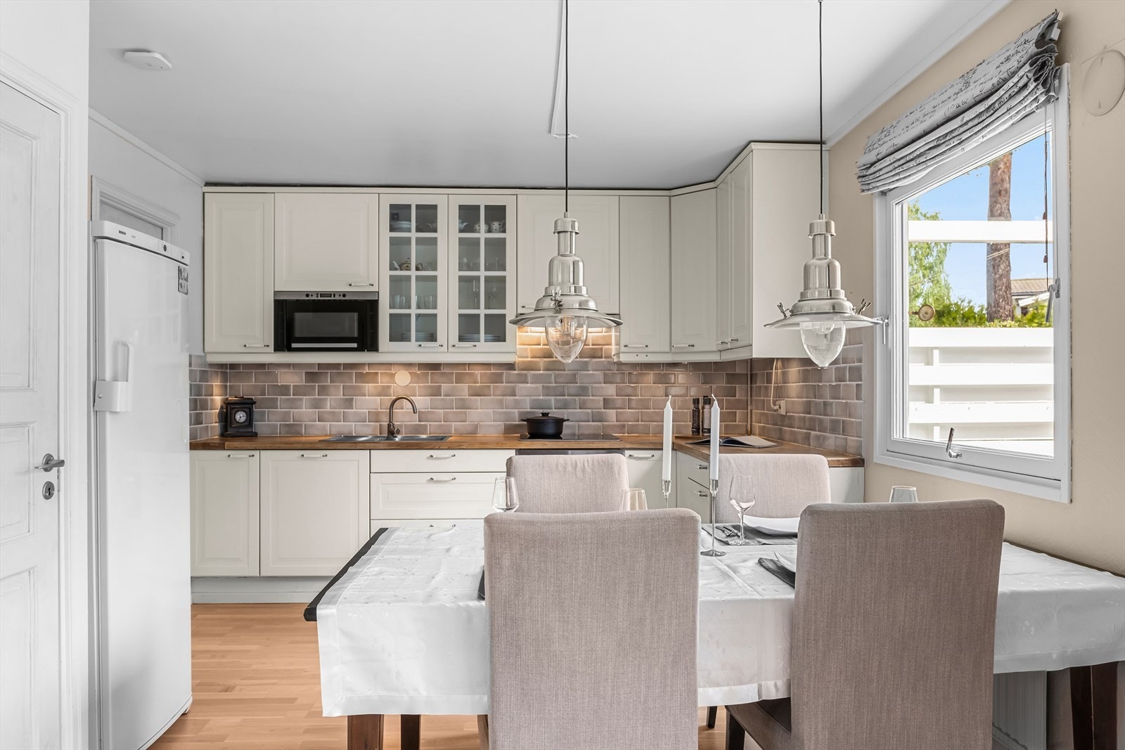 kjøkkenet har oppvaskmaskin, mikro, stekeovn og keramisk platetopp. Galleribilde