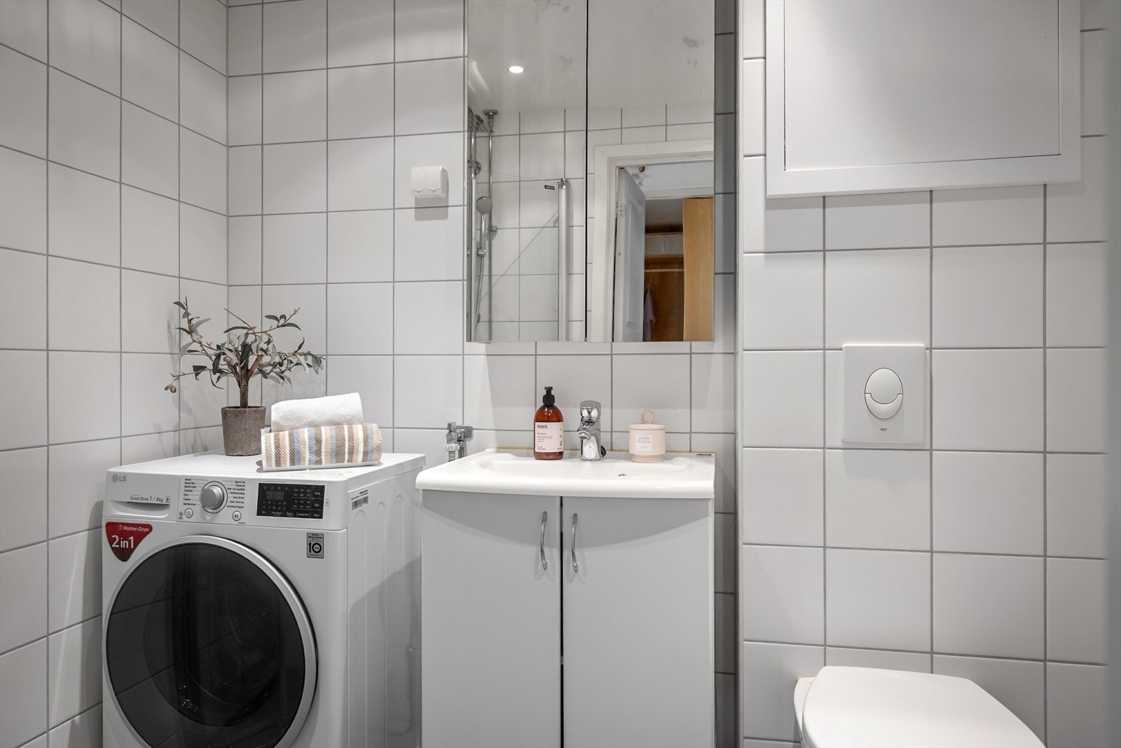 Badet har flislagte overflater, gulvvarme og downlights i himling. Det er opplegg for vaskemaskin. Galleribilde