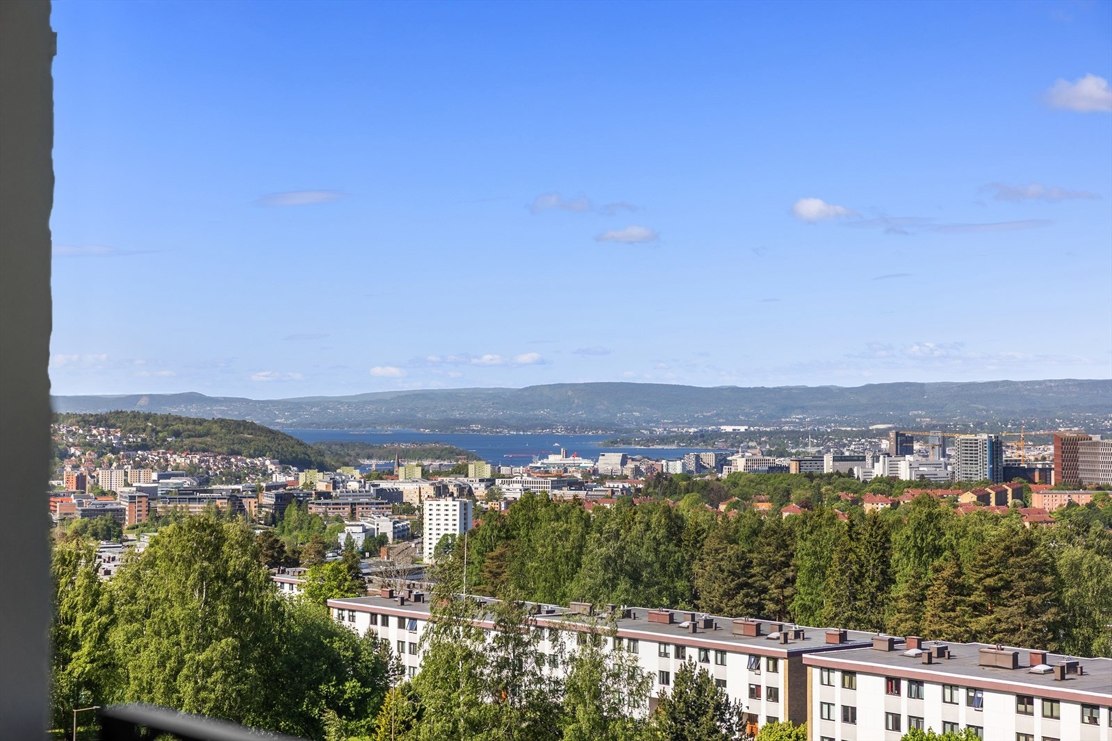 Fra balkongen er det fantastisk utsikt mot Oslo by og Holmenkollen. Galleribilde