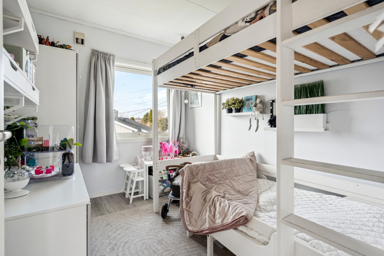 Boligens andre soverom, med plass til seng og garderobeskap. Galleribilde