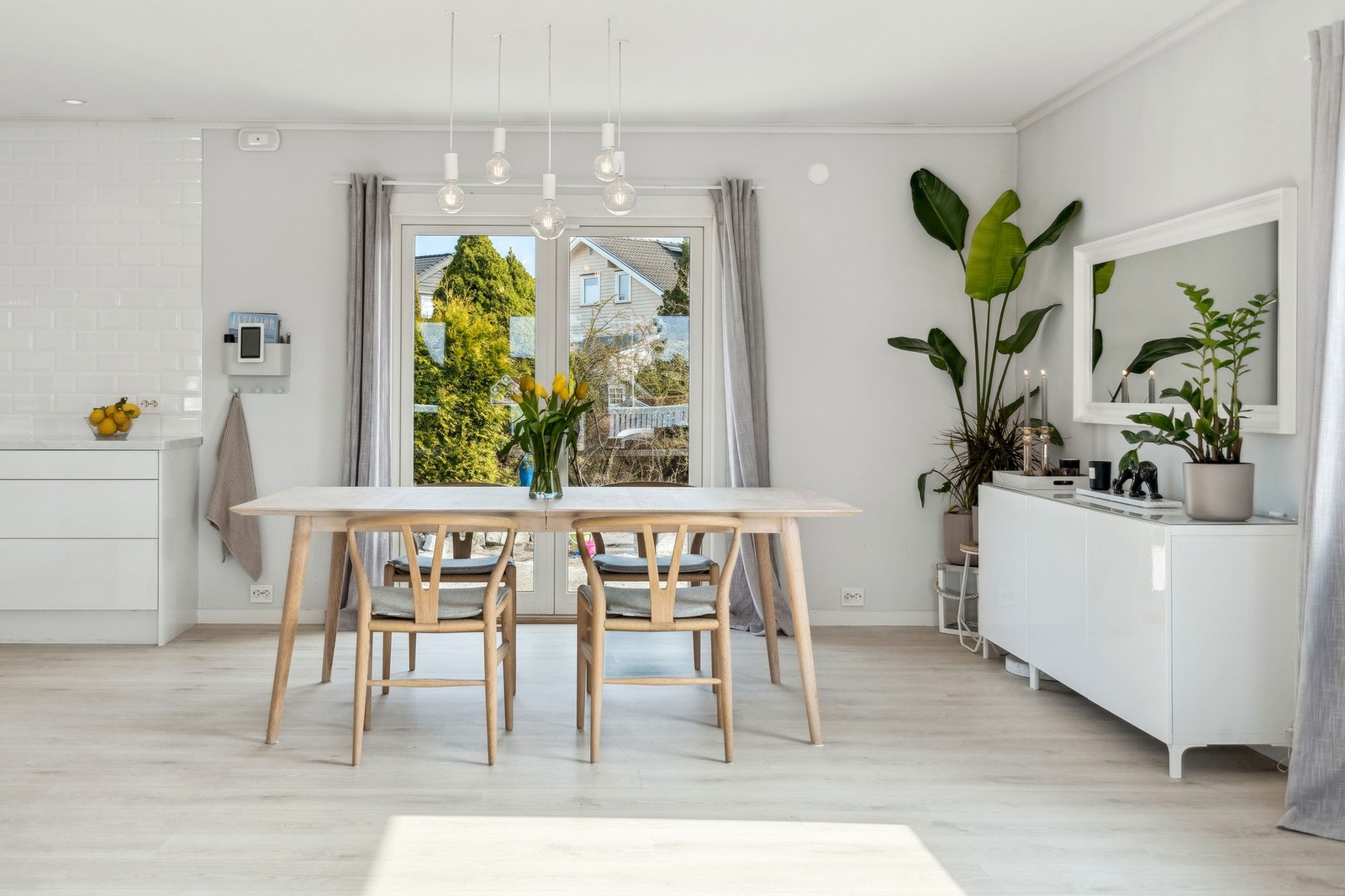 Fra stuen er det utgang til uteplasser på både fremsiden og baksiden av huset. Galleribilde