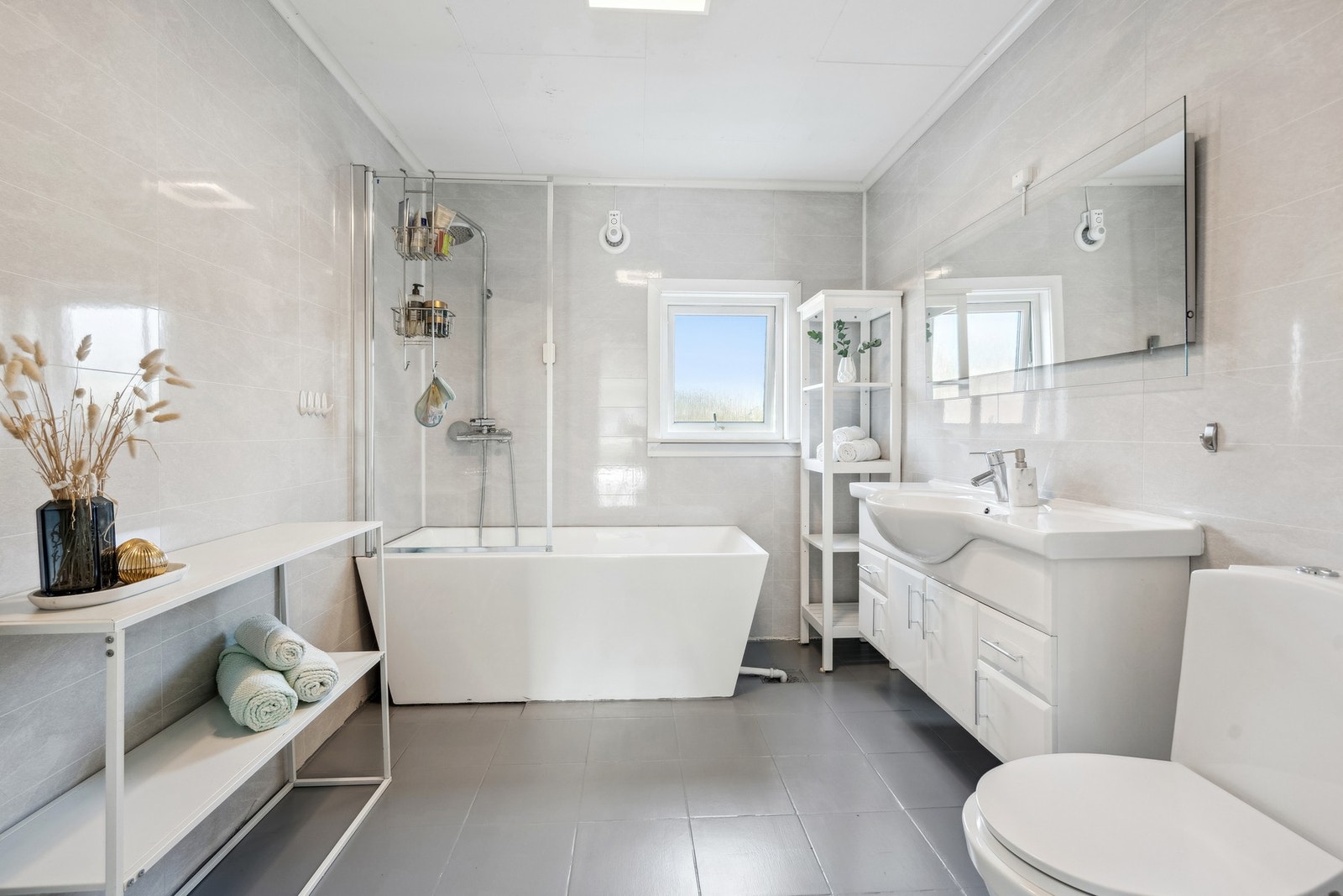 Pent bad innredet med badekar, servant og toalett. Galleribilde