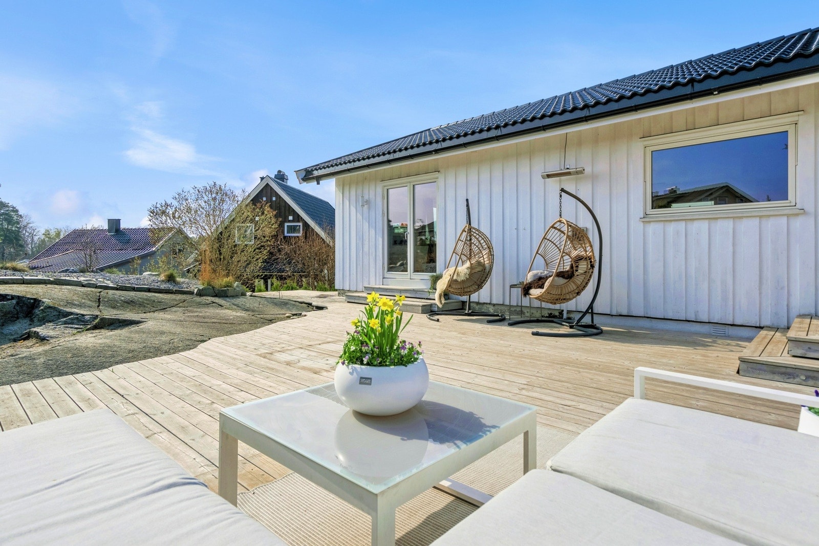 På baksiden av huset har du en skjermet uteplass med både platting og fjell. Galleribilde