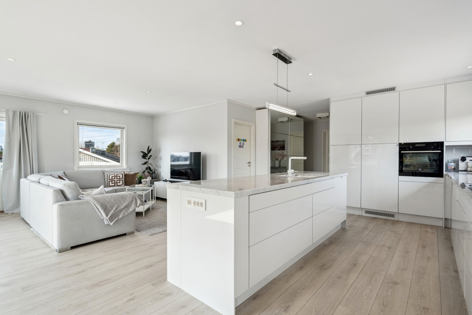 Boligen har en åpen stue/kjøkkenløsning og bærer et moderne preg. Galleribilde