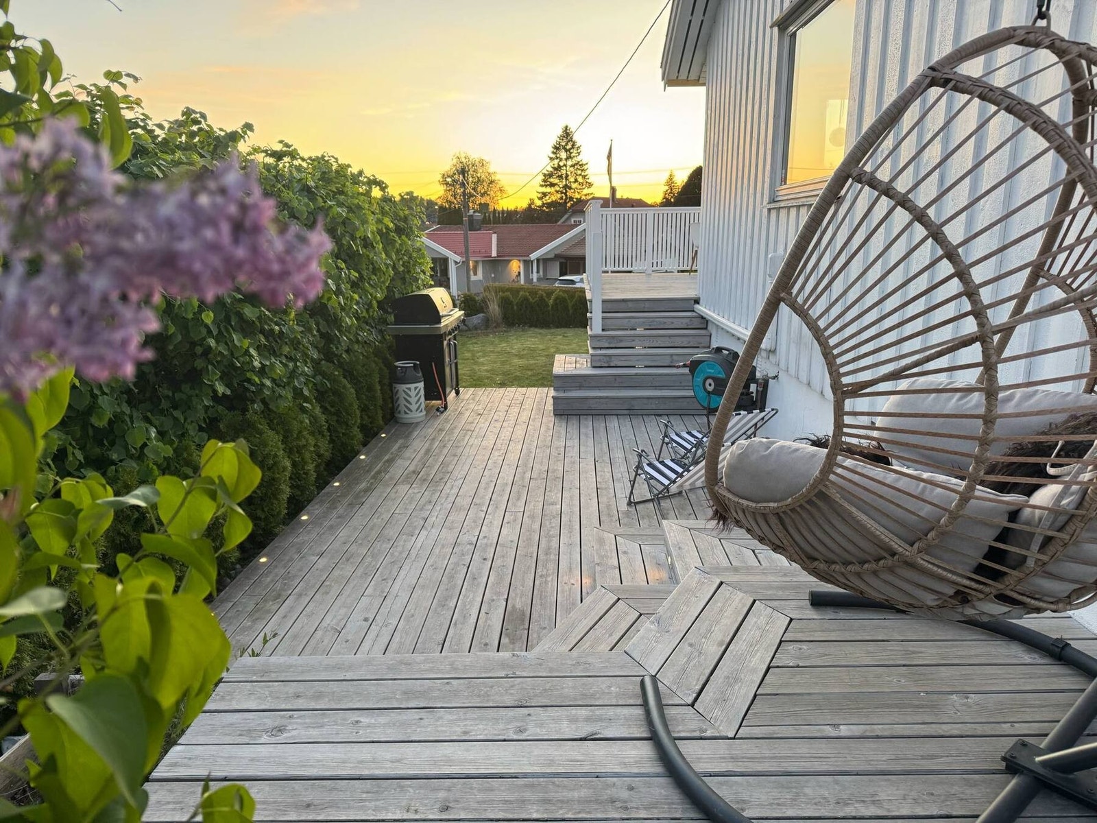 Eiendommen byr på fine utplasser rundt hele huset. Galleribilde