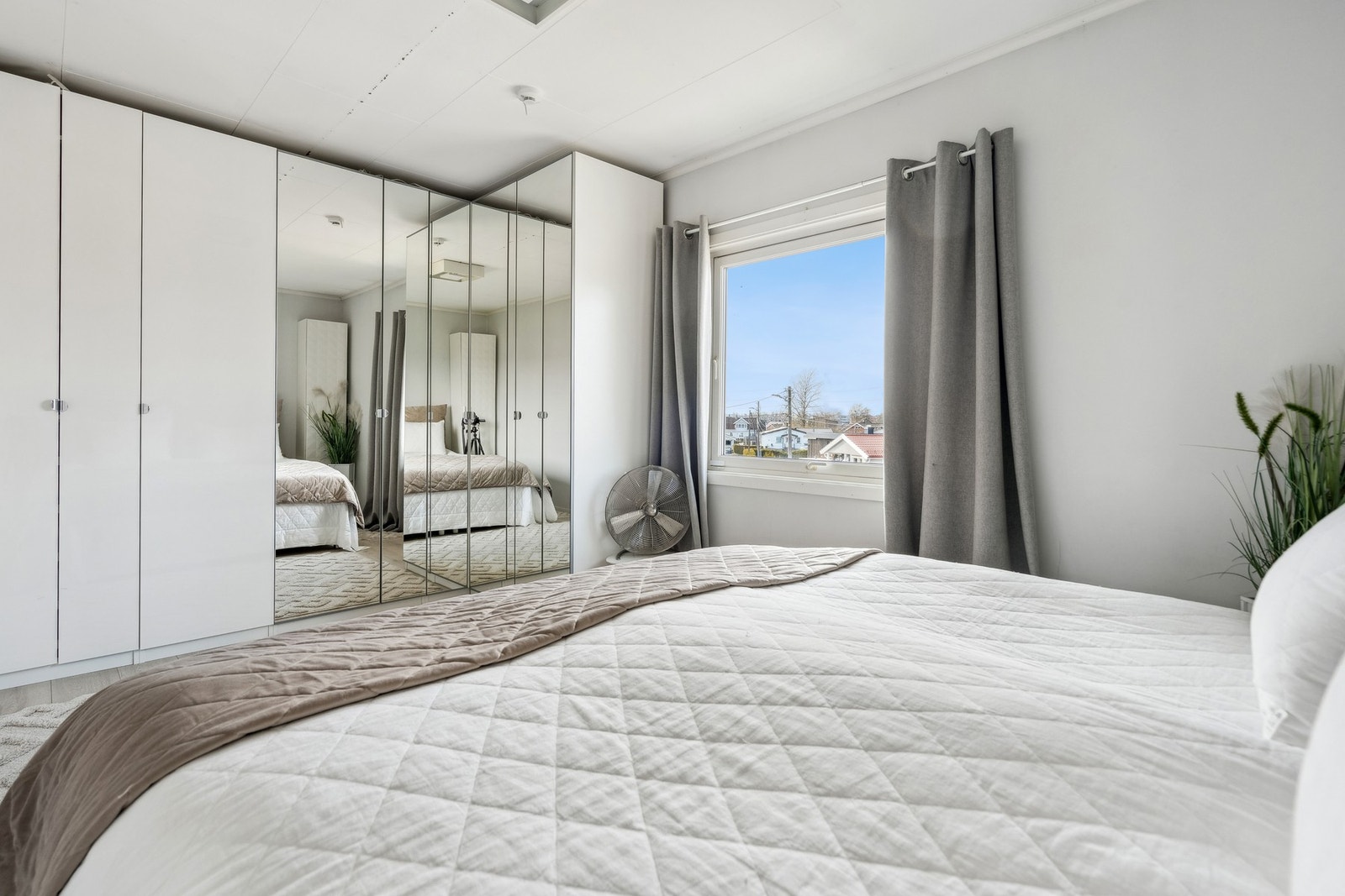 Det er godt med garderobeskap på soverommet. Galleribilde