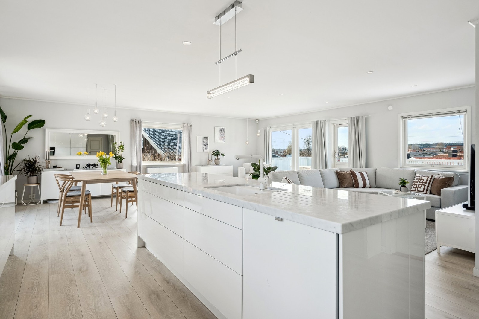 Kjøkkenet er innredet med kjøleskap, fryseskap, oppvaskmaskin, induksjonstopp og stekeovn. Galleribilde