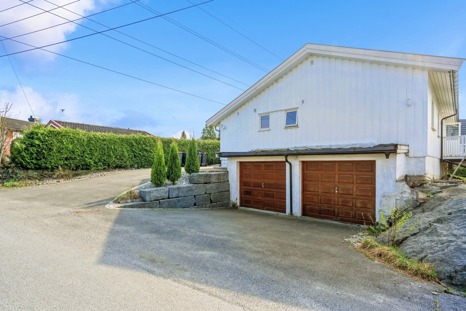 I kjelleretasjen er det garasjeplass, krypkjeller og bod. Galleribilde