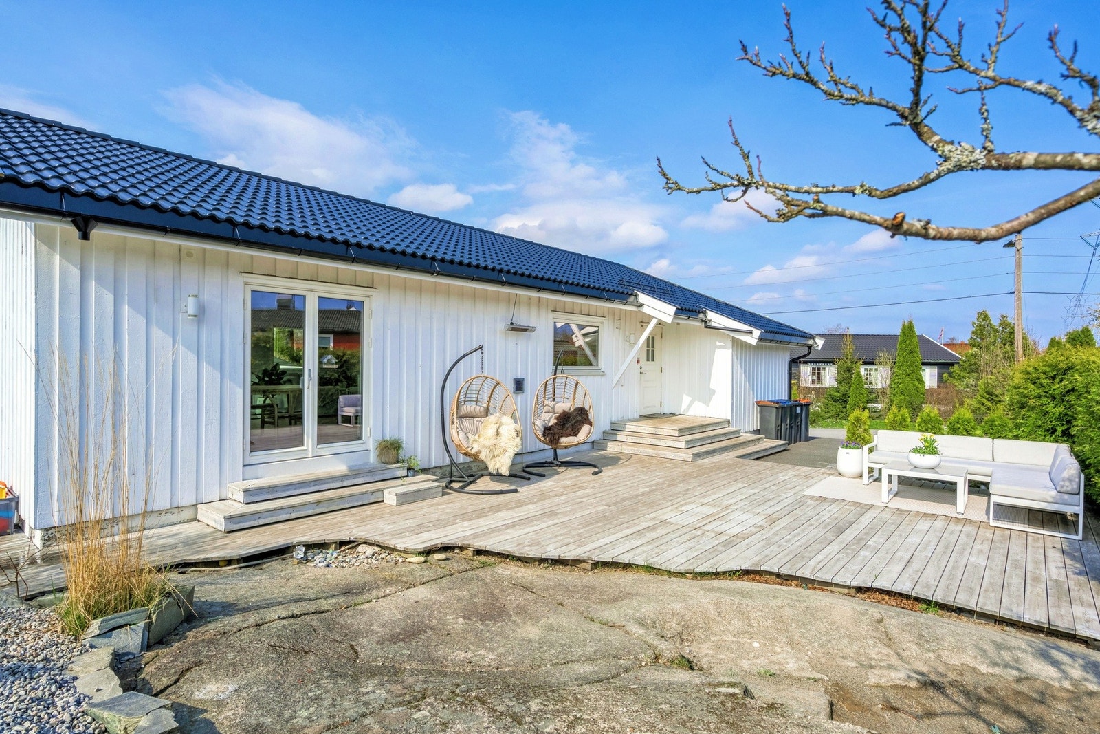 Uteplassen ligger ved inngangspartiet og har utgang fra kjøkkenet. Galleribilde