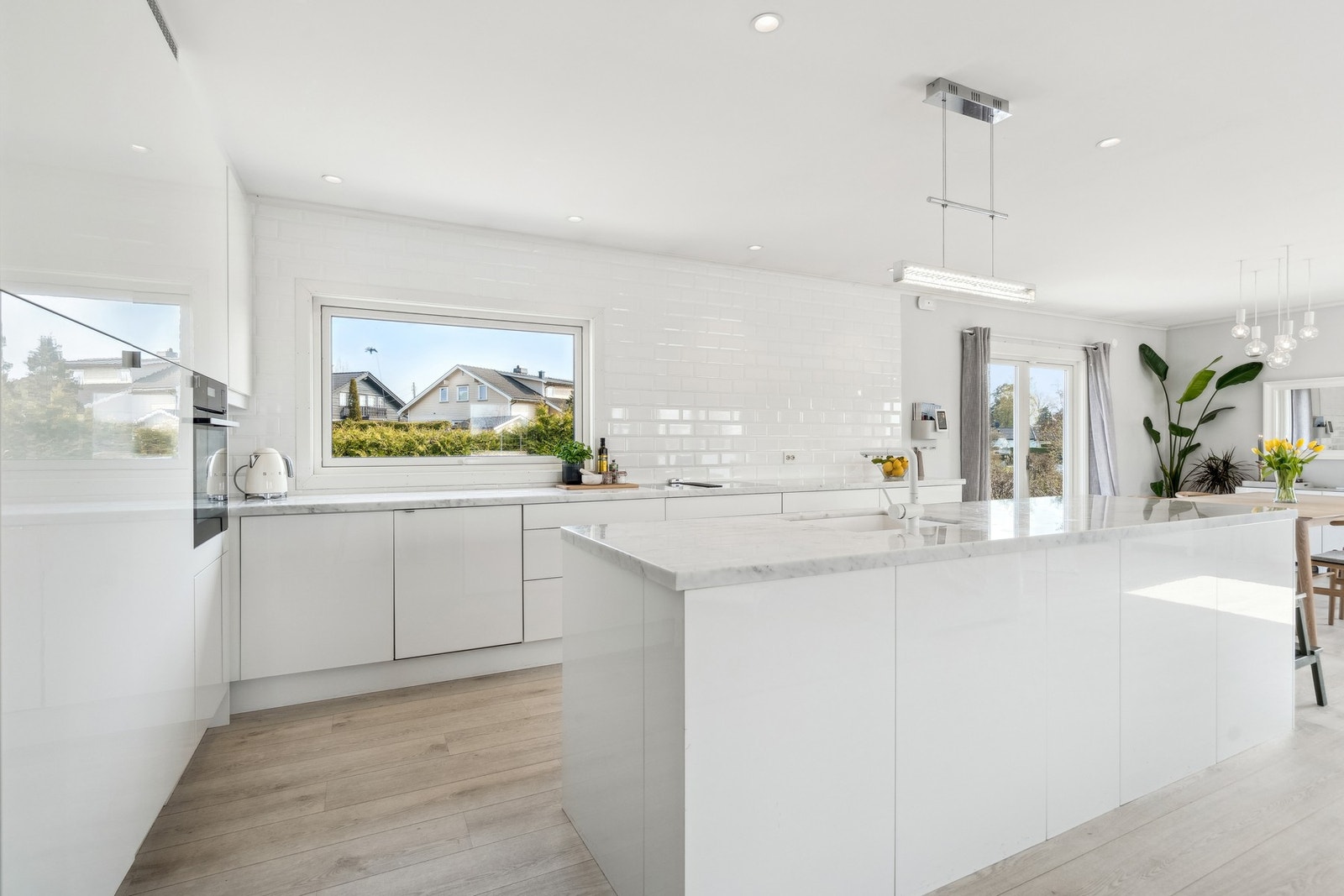 Kjøkkenet har glatte fronter og benkeplate av stein. God arbeidsbenk med stor plass. Galleribilde