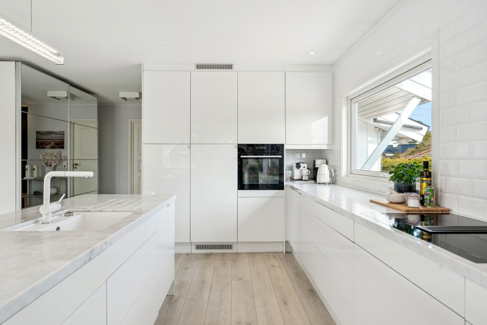 Pent kjøkken som ble pusset opp i 2018, her er det godt med skap- og benkplass. Galleribilde