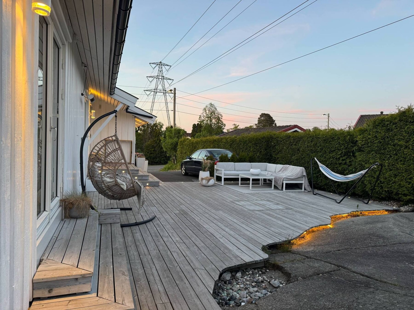 Hyggelig kvelds atmosfære med lys og på plattingen. Galleribilde