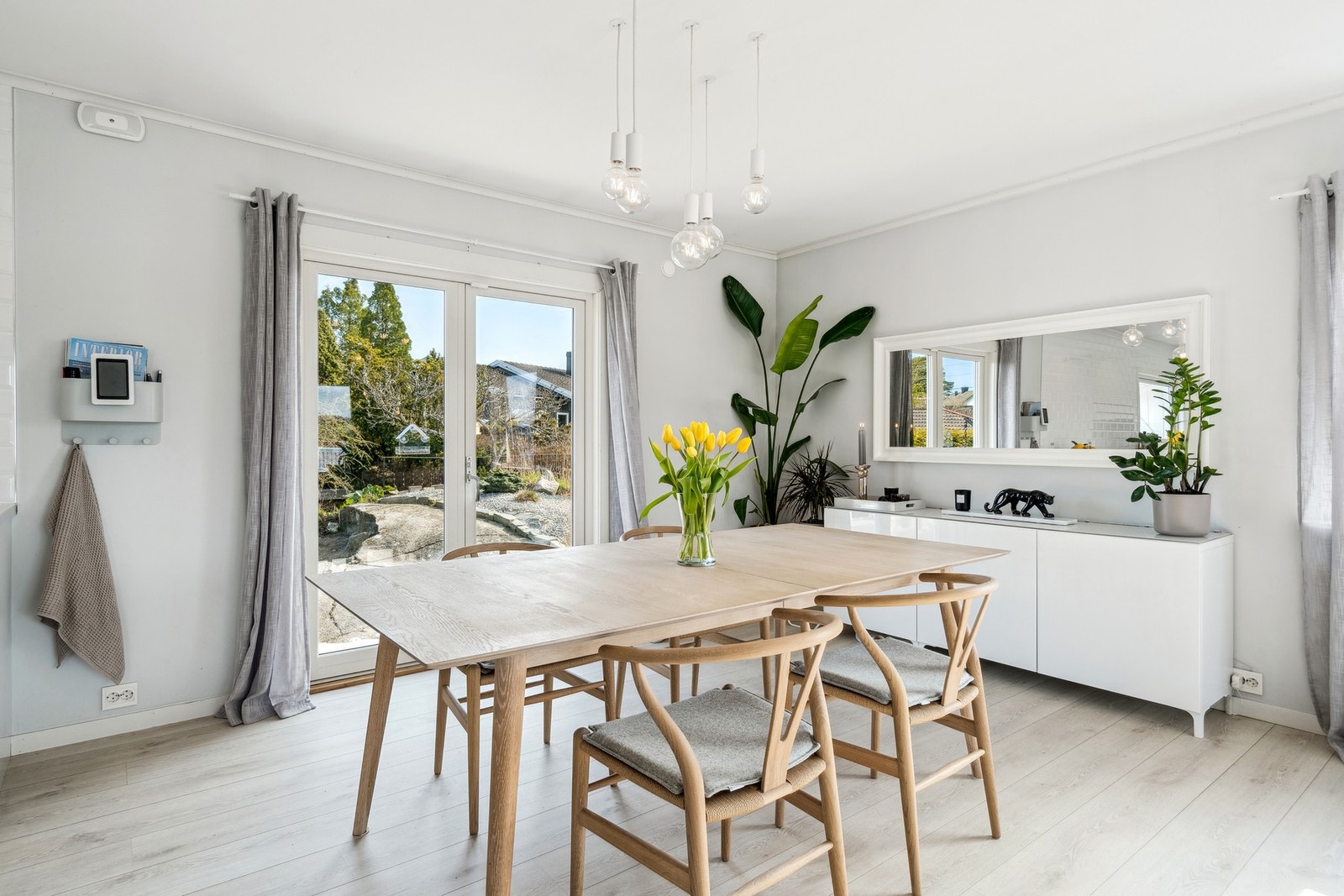 Hyggelig spiseplass i tilknytning til kjøkkenet, perfekt samlingspunkt. Galleribilde