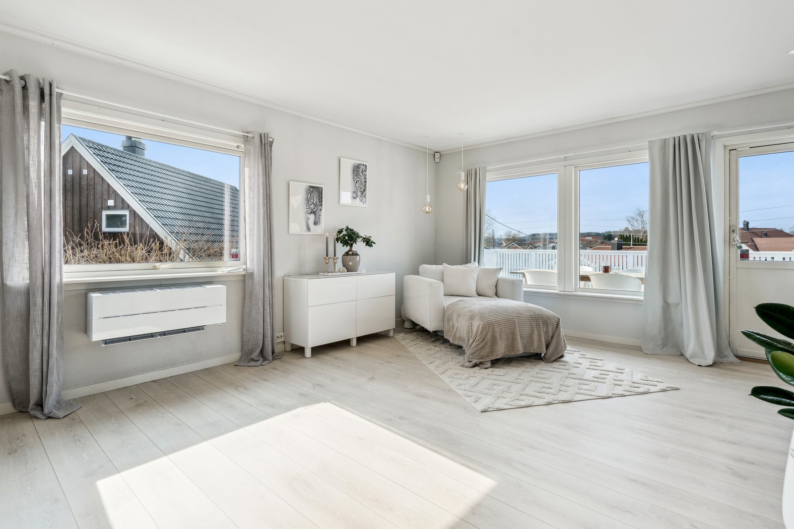 Boligen varmes opp via varmepumpe og elektrisk gulvvarme i deler av gangen. Galleribilde