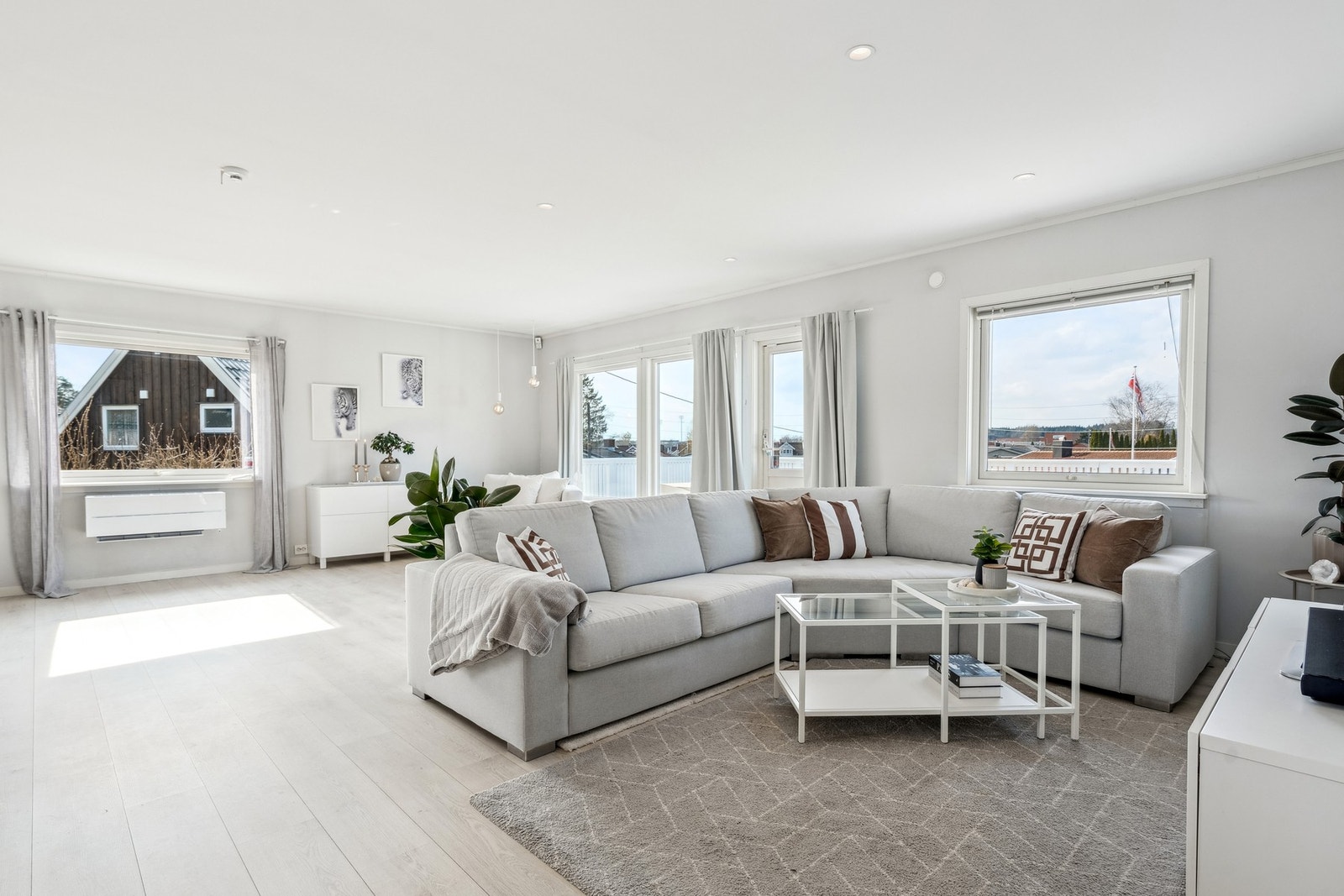 Stuen oppleves som lys og luftig og byr på en naturlig inndeling til møblering. Galleribilde