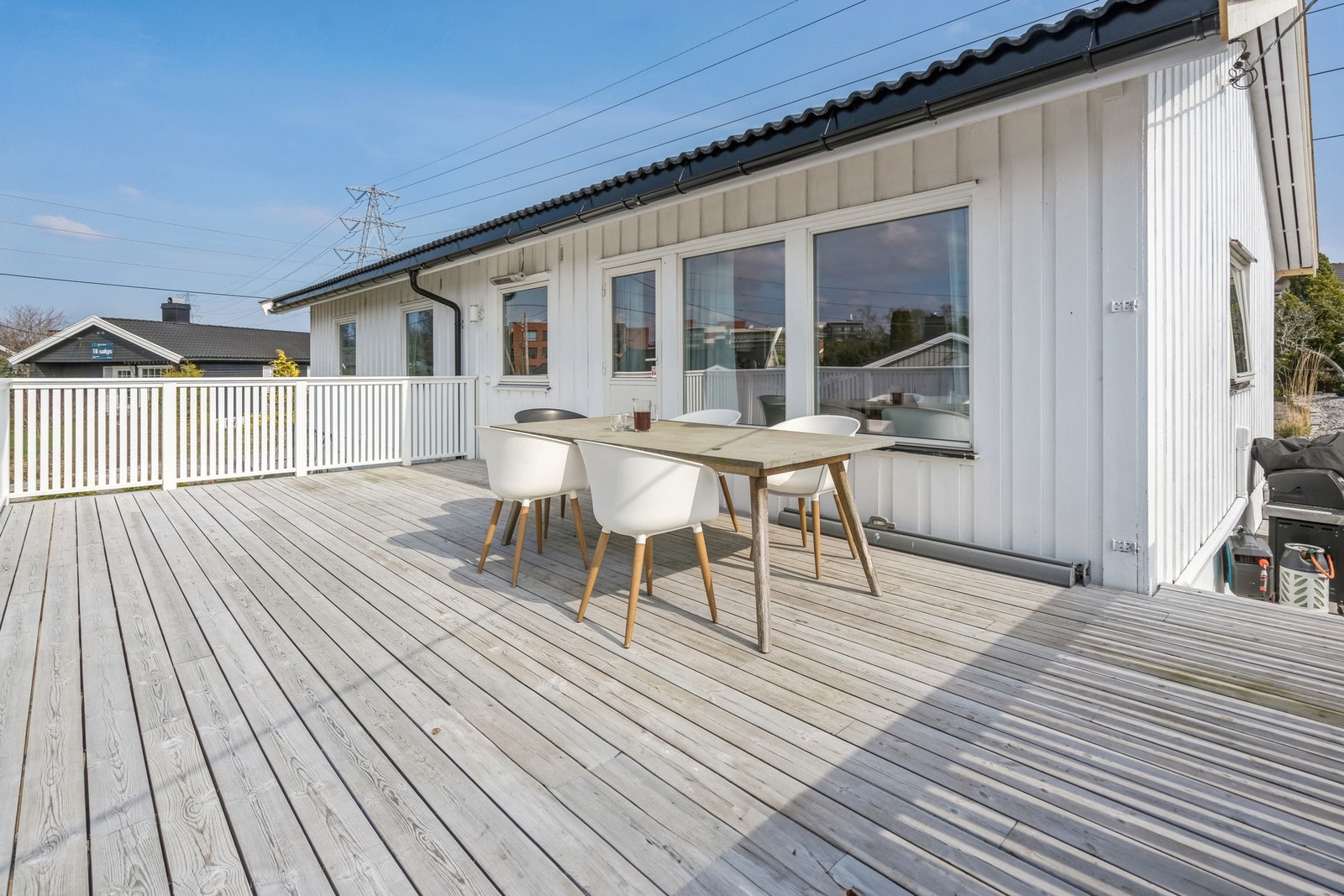 Attraktiv uteplass med dirkete utgang fra stuen. Her er det god plass til utemøbler. Galleribilde