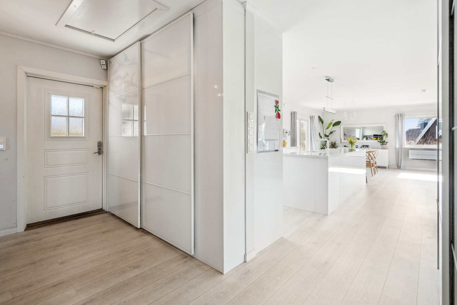 Velkommen inn! Her er det godt med lagringsplass i skyvedørsgarderobe og en bod med rikelig plass. Galleribilde