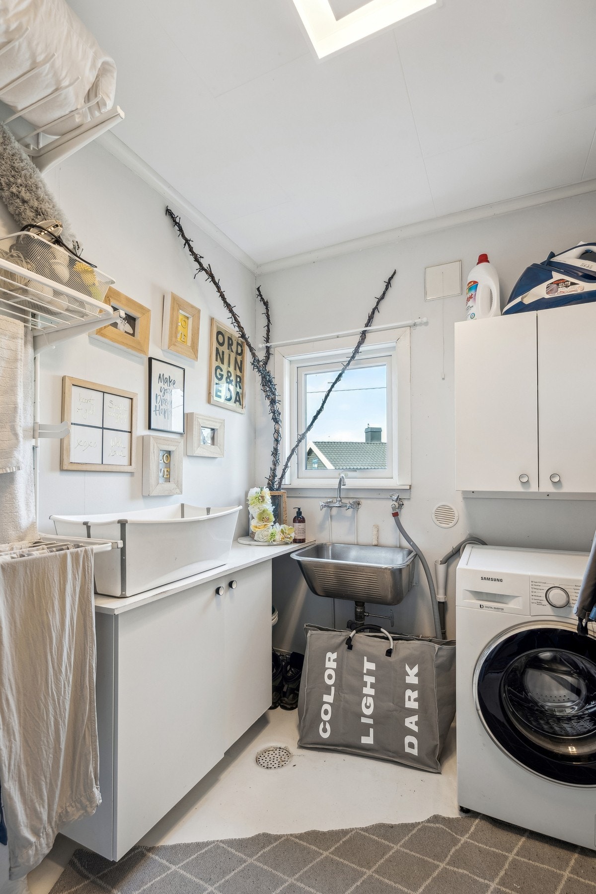 Boligen har et praktisk vaskerom med arbeidsbenk og hyller. Galleribilde