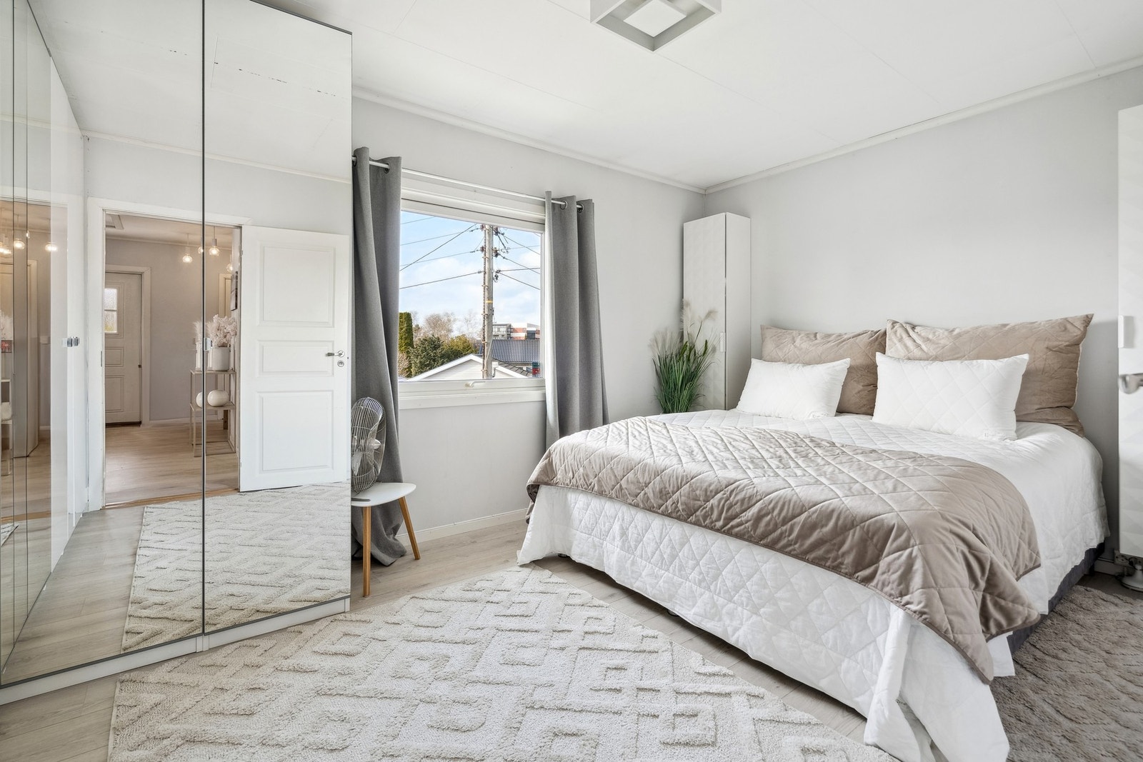 Romslig og lyst hovedsoverom, her er det god plass til stor seng og møblering. Galleribilde