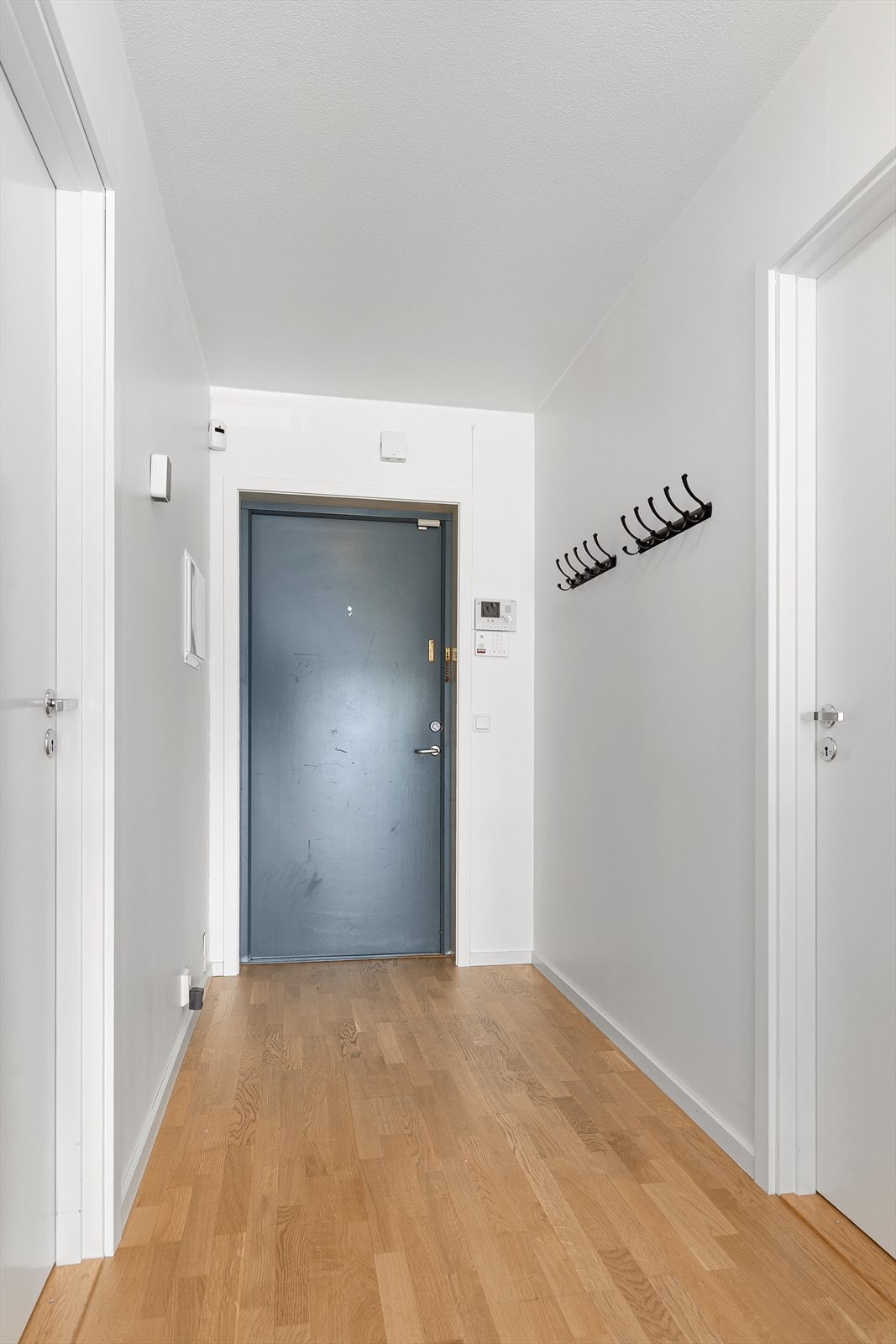 Entré og gang med plass til knagger/skostativ Galleribilde
