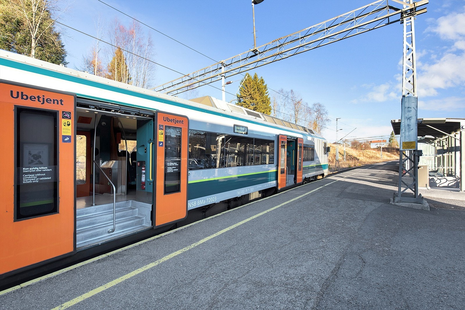 Togstasjon med hyppige avganger retning Asker og Oslo Galleribilde