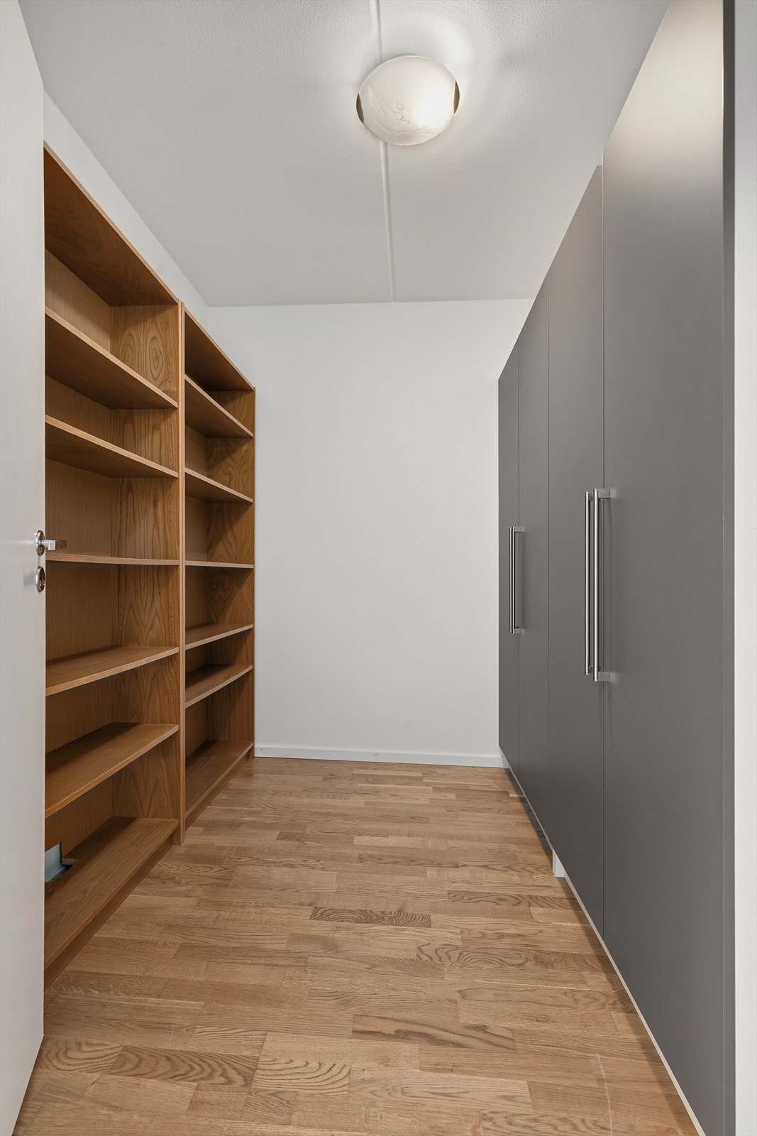 Bod nr 2 i leiligheten med god plass til oppbevaring i skap/hyller Galleribilde
