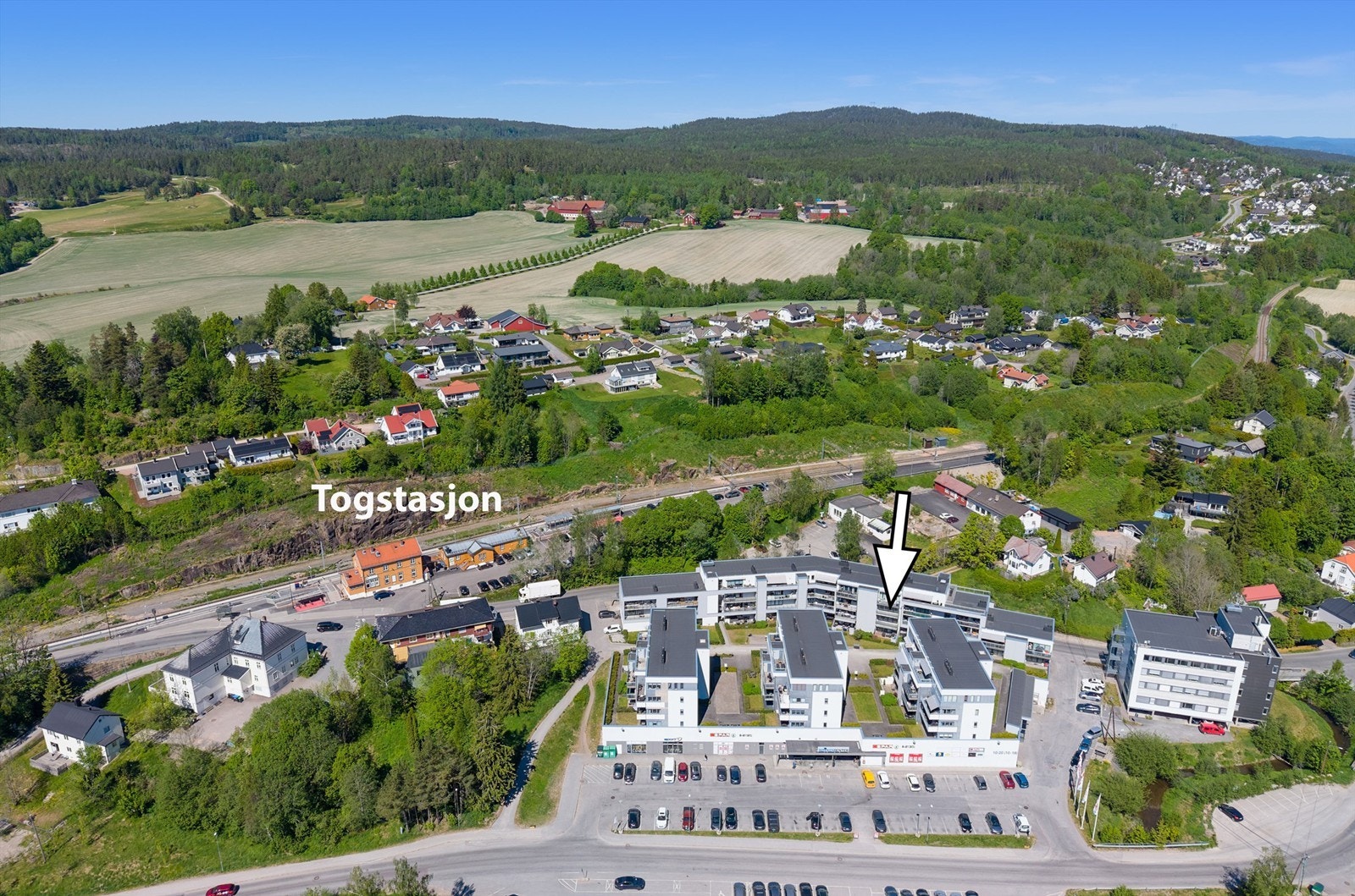 Leiligheten har garasjeplass og heis, og ligger i umiddelbar nærhet til tog/buss, kjøpesenter, marka med mer Galleribilde