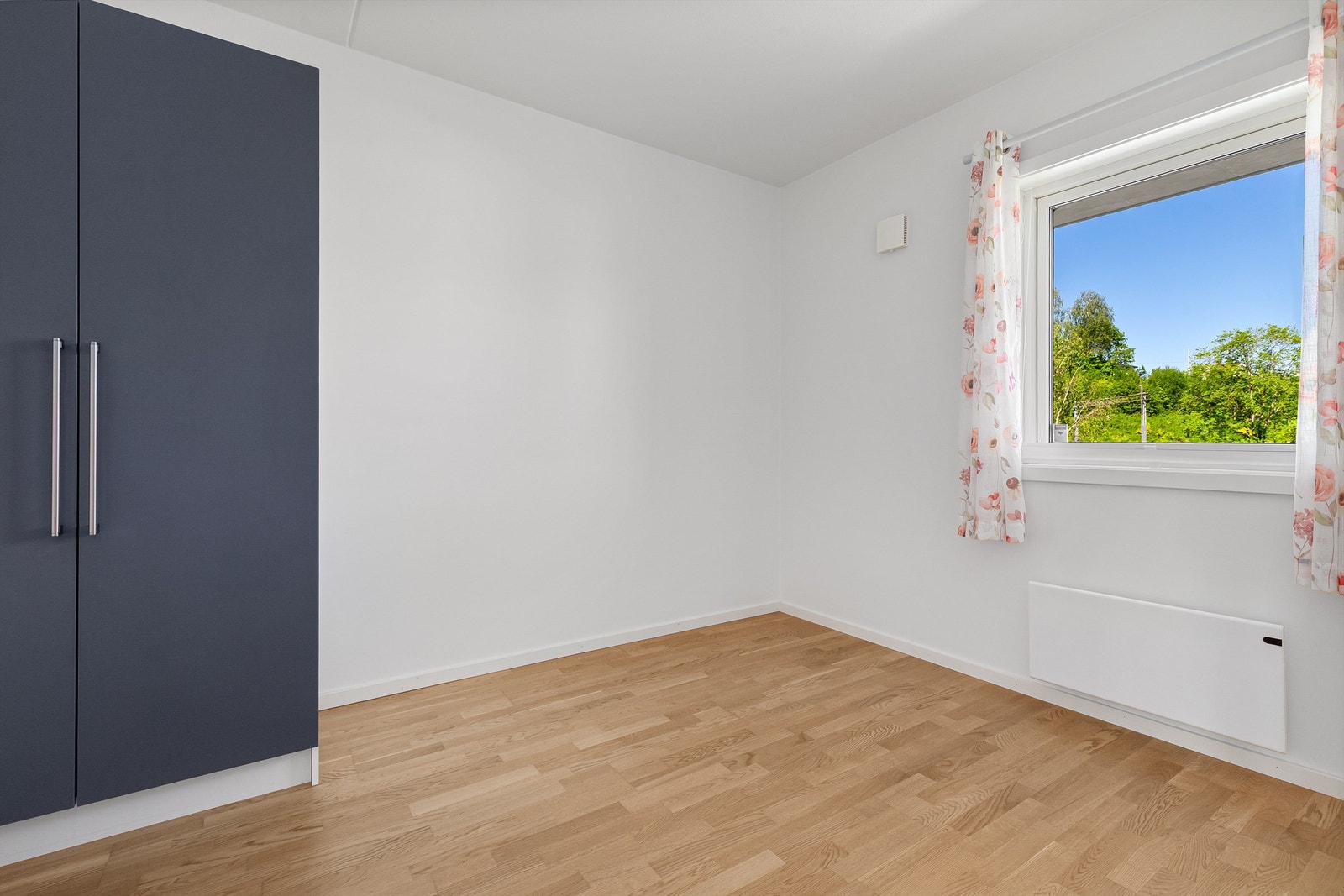 Soverom 2 med plass til dobbeltseng og klesskap Galleribilde