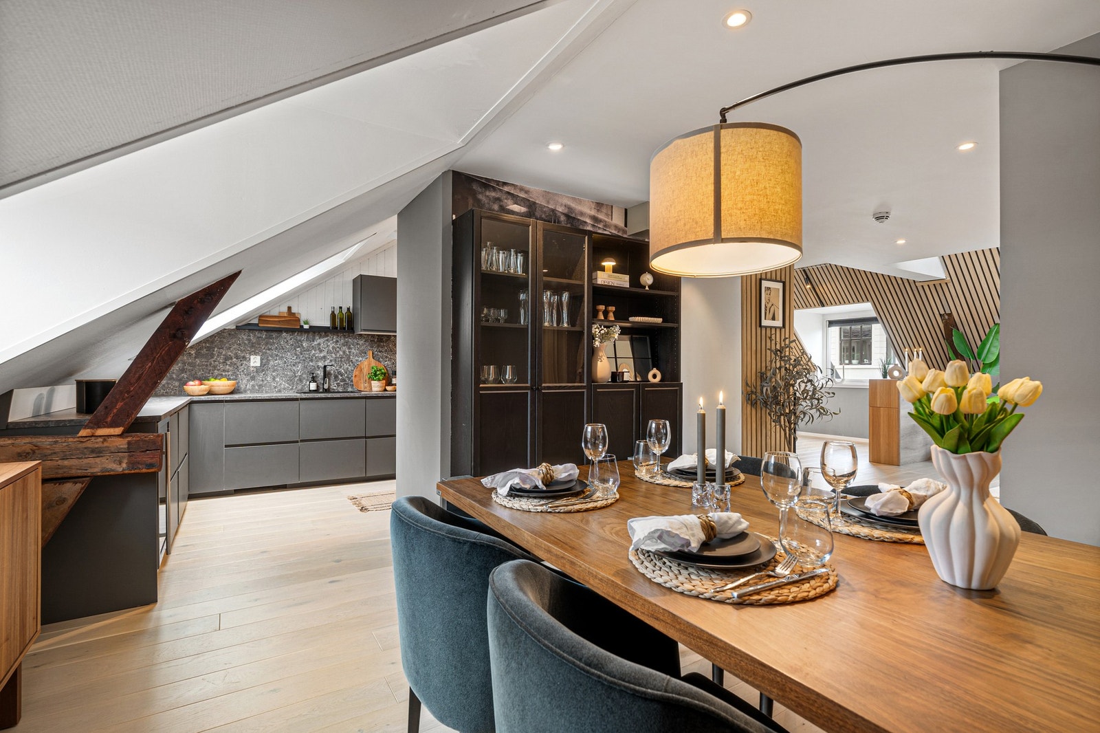 Elegant spiseplass med god romfølelse og gjennomtenkte materialvalg. Galleribilde