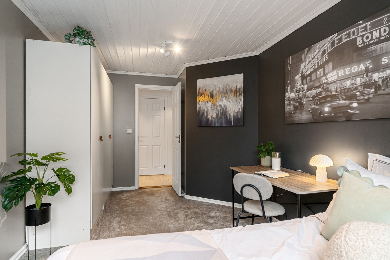 Rommet byr på praktisk garderobeløsning og plass til kontorpult. Galleribilde