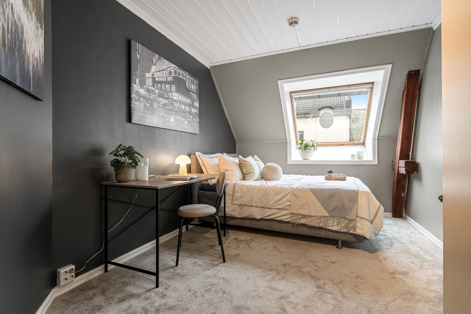 Stilrent soverom i moderne fargevalg. Galleribilde