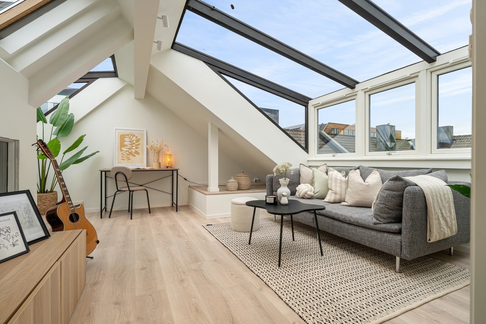 Innredet og flott stue med glasstak. Galleribilde