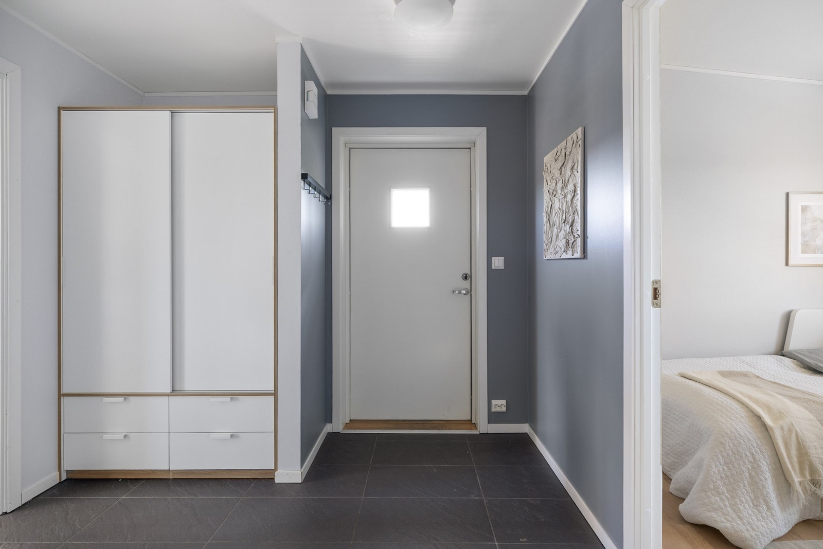 Romslig gang med god plass til å henge fra seg yttertøy. Galleribilde