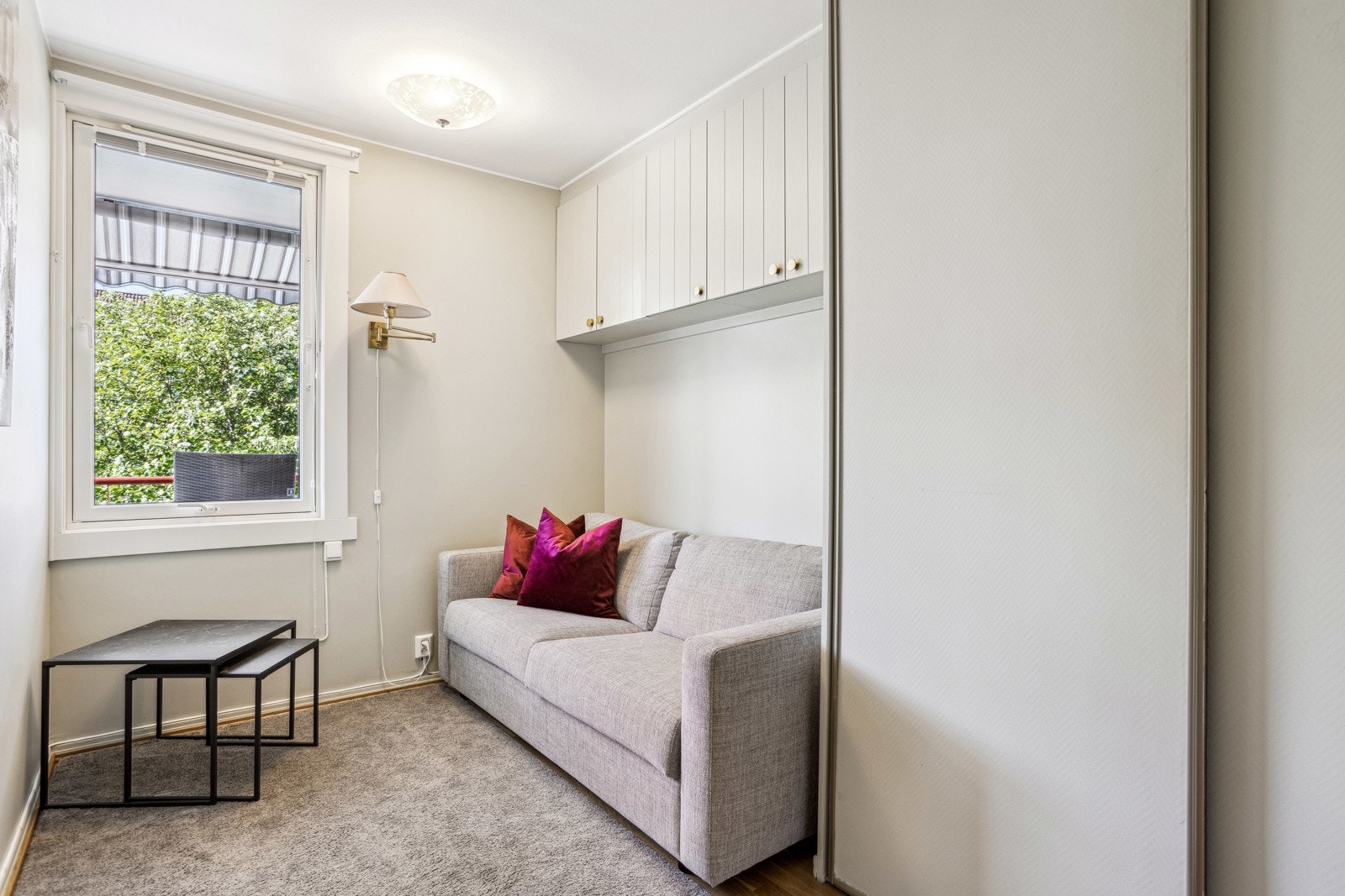 Soverom II egner seg godt som barnerom, gjesterom eller kontor. Skybedørsgarderobe. Galleribilde