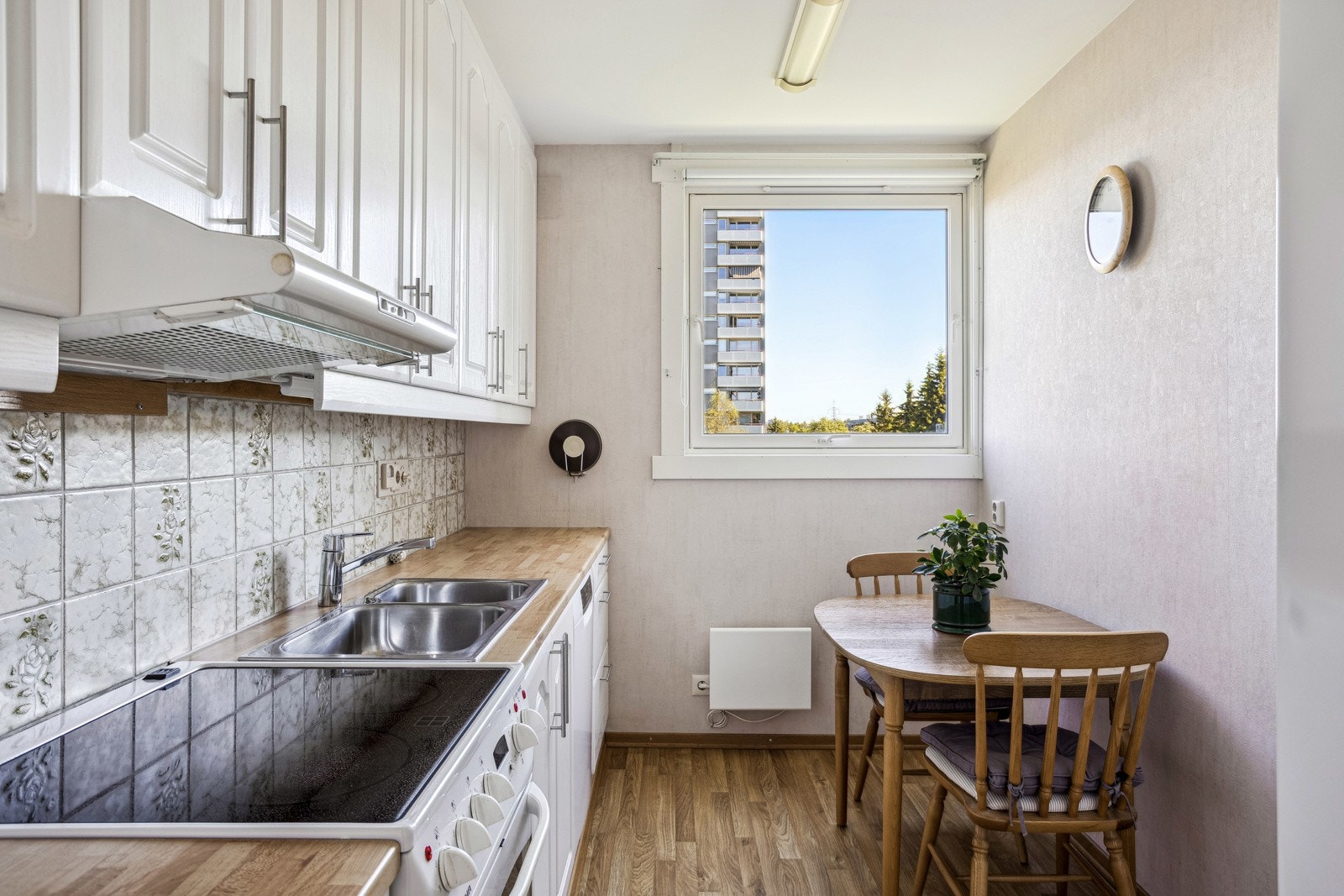 Koselig kjøkken med plass til kjøkkenbord. Galleribilde